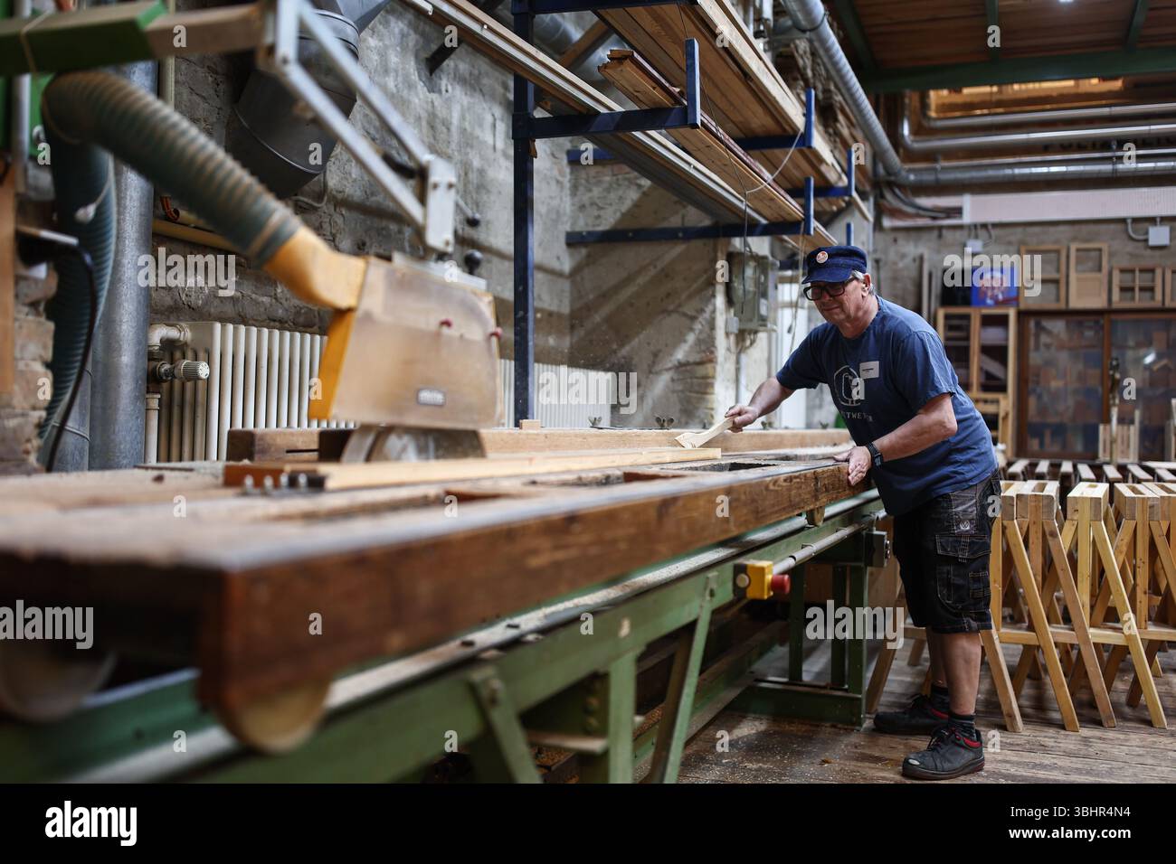 Berlin, Allemagne. 11 juin 2025. Un employé de la Volksbühne coupe le bois à la taille voulue. Dans le cadre des mesures de réduction des coûts dans le secteur culturel, le gouvernement de l'État de Berlin envisage de dissoudre les ateliers de théâtre de la Volksbühne am Rosa-Luxemburg-Platz et de les transférer à la Bühnenservice Berlin en termes d'espace et de personnel. Crédit : Hannes Albert/dpa/Alamy Live News Banque D'Images