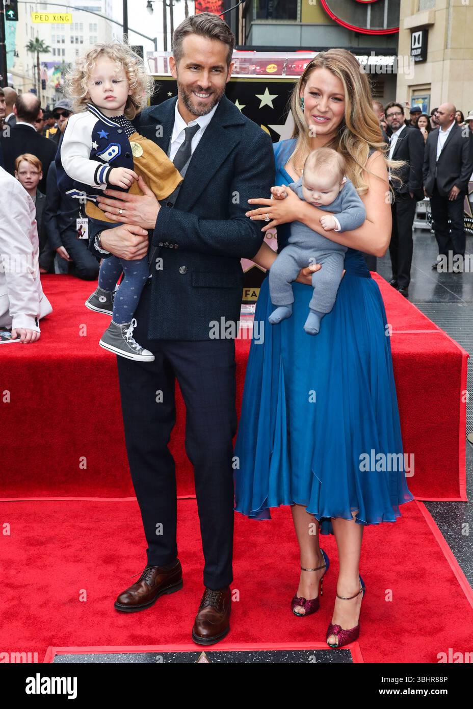 (DOSSIER) poursuite de Justin Baldoni contre Blake Lively rejetée par le juge fédéral. HOLLYWOOD, LOS ANGELES, CALIFORNIE, États-Unis - 15 DÉCEMBRE : L'acteur, producteur et homme d'affaires canado-américain Ryan Reynolds et son épouse/actrice américaine Blake Lively posent avec leurs filles James Reynolds et Inez Reynolds lors d'une cérémonie honorant Ryan Reynolds avec une star sur le Hollywood Walk of Fame - dédicace de la 2 596e star sur le Walk of Fame dans la catégorie Motion Pictures le 15 décembre 2015 à Hollywood, Los Angeles, Californie, États-Unis. (Photo de Xavier Collin/image Press Agency) Banque D'Images