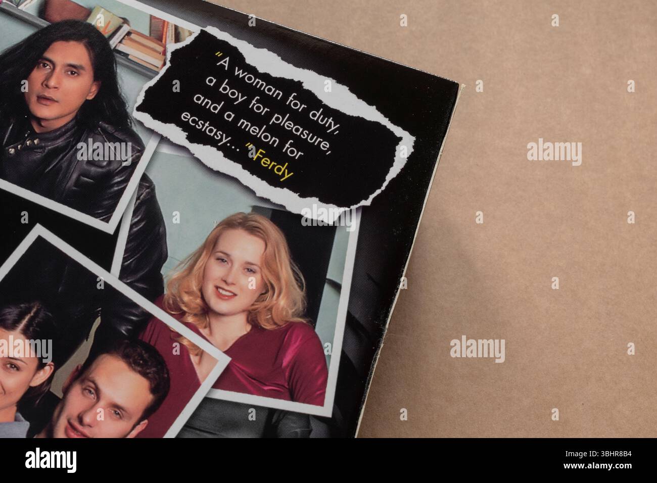 Cette boîte DVD de vie avec citation et personnages principaux sur la couverture, isolé sur fond blanc. Banque D'Images