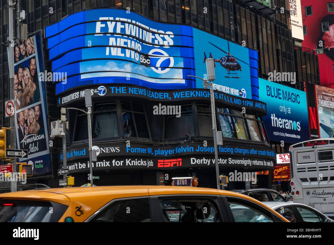 Wrap Around Moving Billboard aux studios ABC TV Network News à Times Square, New York City, États-Unis 2025 Banque D'Images