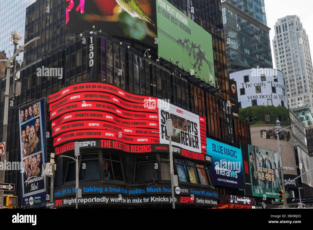 Wrap Around Moving Billboard aux studios ABC TV Network News à Times Square, New York City, États-Unis 2025 Banque D'Images