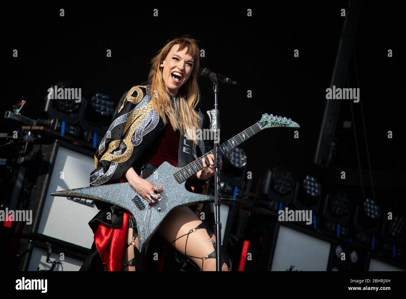 Trondheim, Norvège. 05th, juin 2025. Le groupe de hard rock américain Halestorm donne un concert lors du festival de musique norvégien Neon Festival 2025 à Trondheim. Ici, la chanteuse et guitariste Lzzy Hale est vue en direct sur scène. Banque D'Images