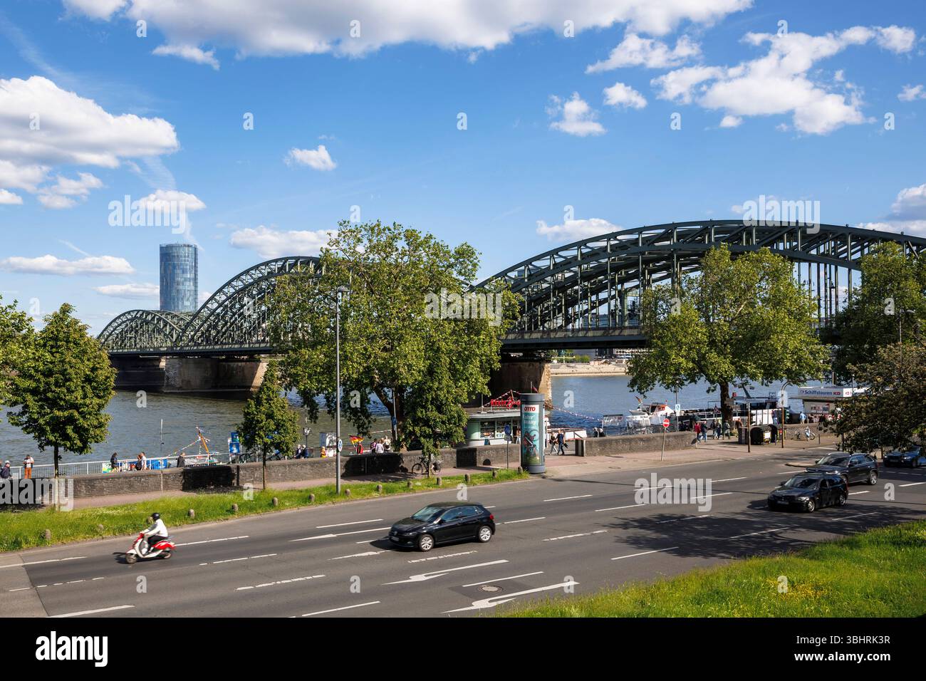 La rue Konrad-Adenauer-Ufer et le pont Hohenzollern, pont ferroviaire sur le Rhin, en arrière-plan la tour KoelnTriangle dans le de Banque D'Images