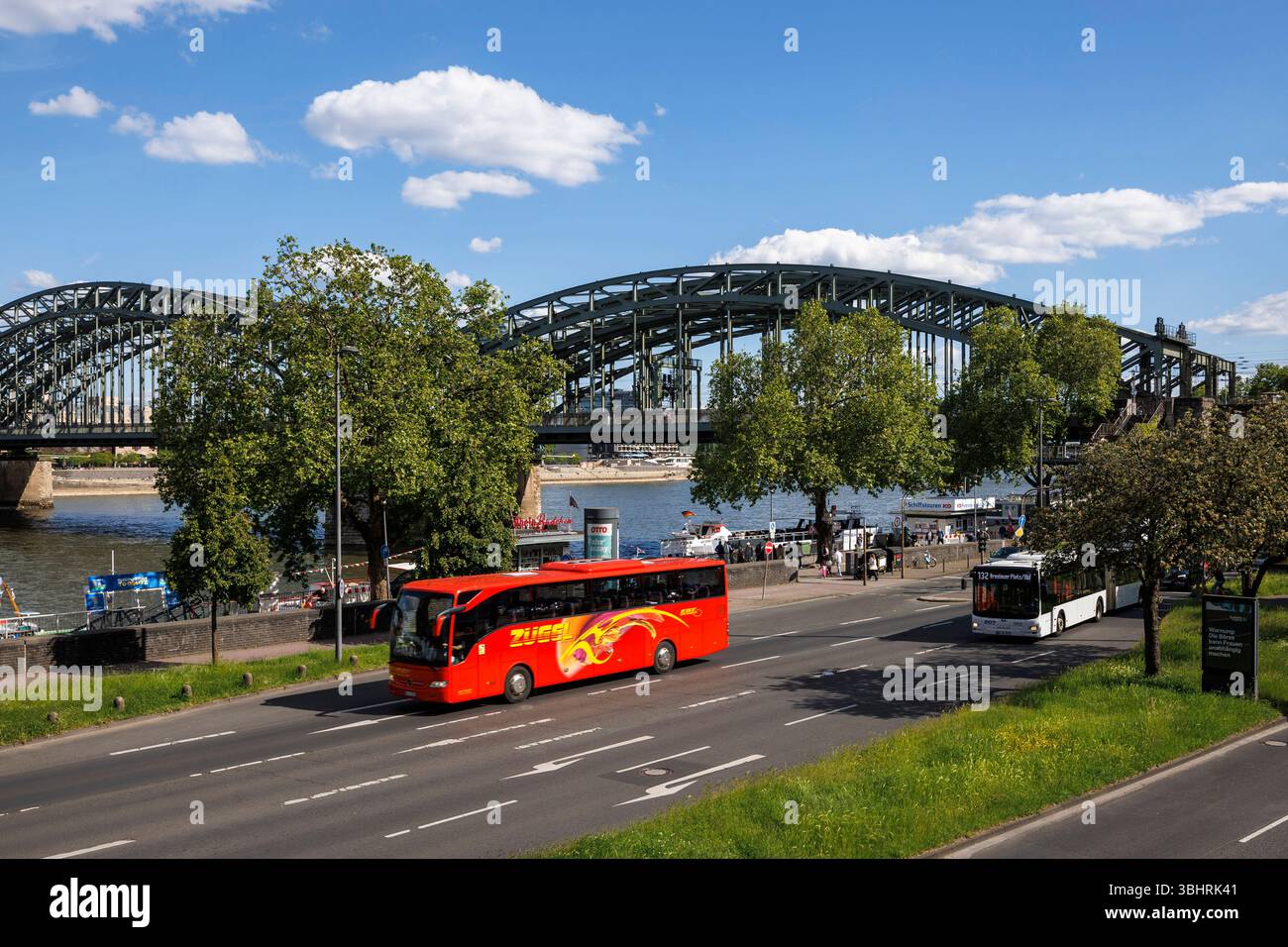 La rue Konrad-Adenauer-Ufer et le pont Hohenzollern, pont ferroviaire sur le Rhin, Cologne, Allemagne. Konrad-Adenauer-Ufer, Rheinuferst Banque D'Images