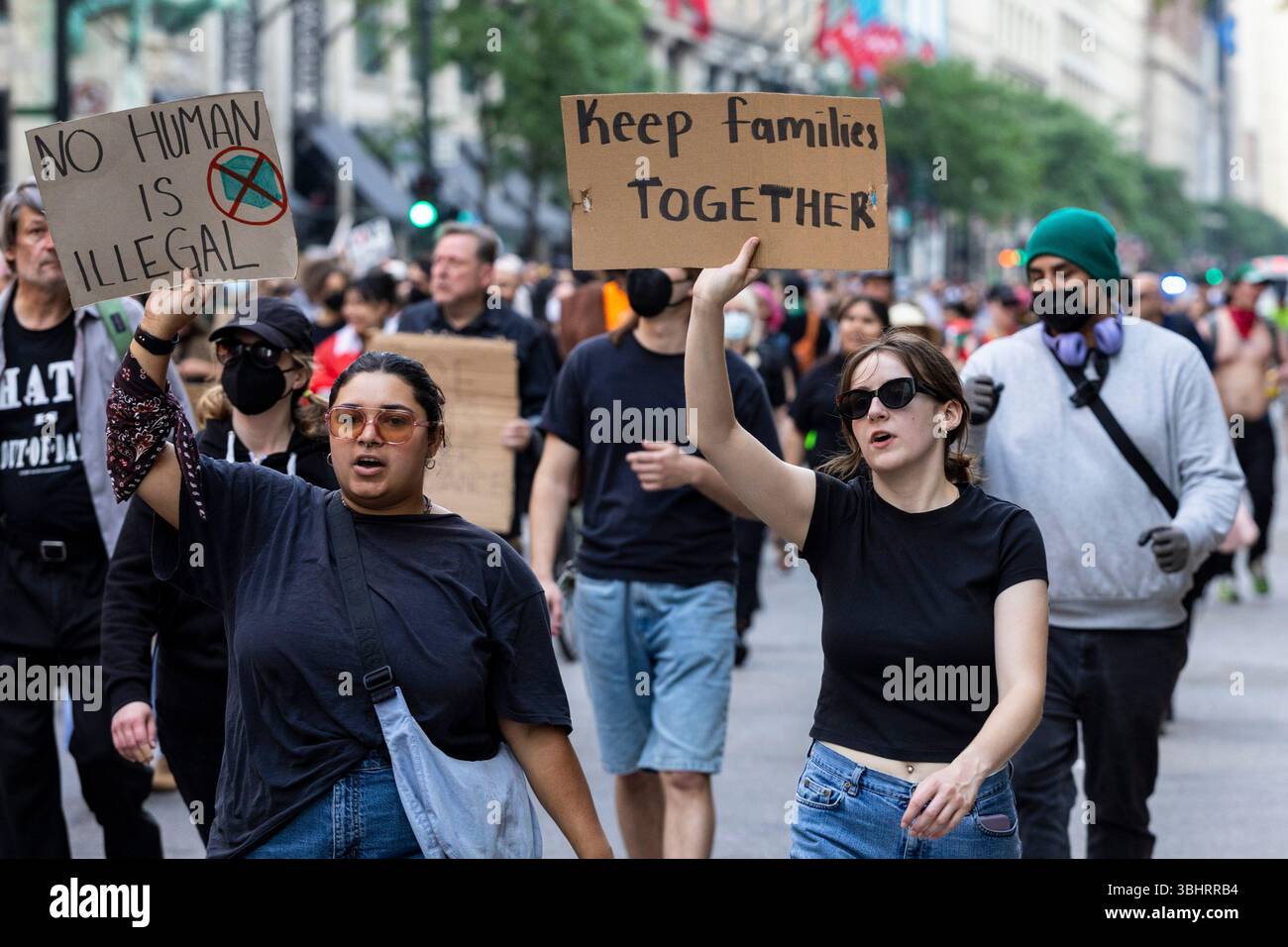 Chicago, États-Unis. 10 juin 2025. Des manifestants anti-GLACE portant des pancartes sont photographiés dans le centre-ville de Chicago, aux États-Unis, le 10 juin 2025. Les manifestations contre la répression de l'immigration par l'administration Trump se sont intensifiées et se sont étendues bien au-delà de Los Angeles, avec des milliers de personnes rassemblées dans au moins deux douzaines de villes mardi soir, ont rapporté les médias américains. POUR ALLER AVEC 'Roundup : les manifestations s'étendent au-delà DE LOS ANGELES à des dizaines de villes américaines' crédit : Vincent D. Johnson/Xinhua/Alamy Live News Banque D'Images