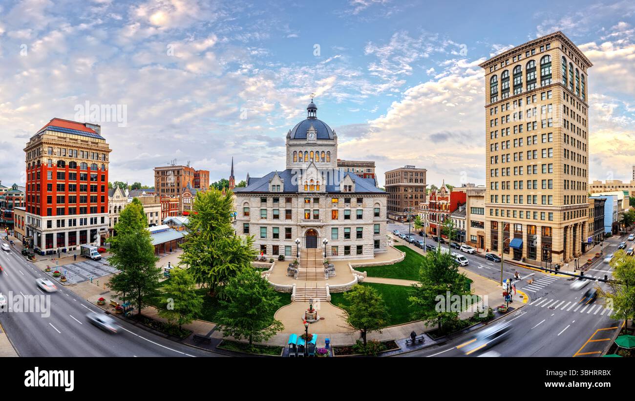 Lexington, Kentucky, États-Unis paysage urbain historique du centre-ville à l'heure bleue. Banque D'Images