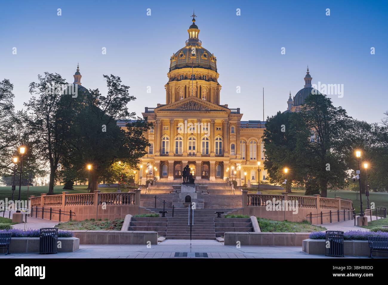 Des Moines, Iowa, États-Unis au Capitole à l'heure bleue. Banque D'Images