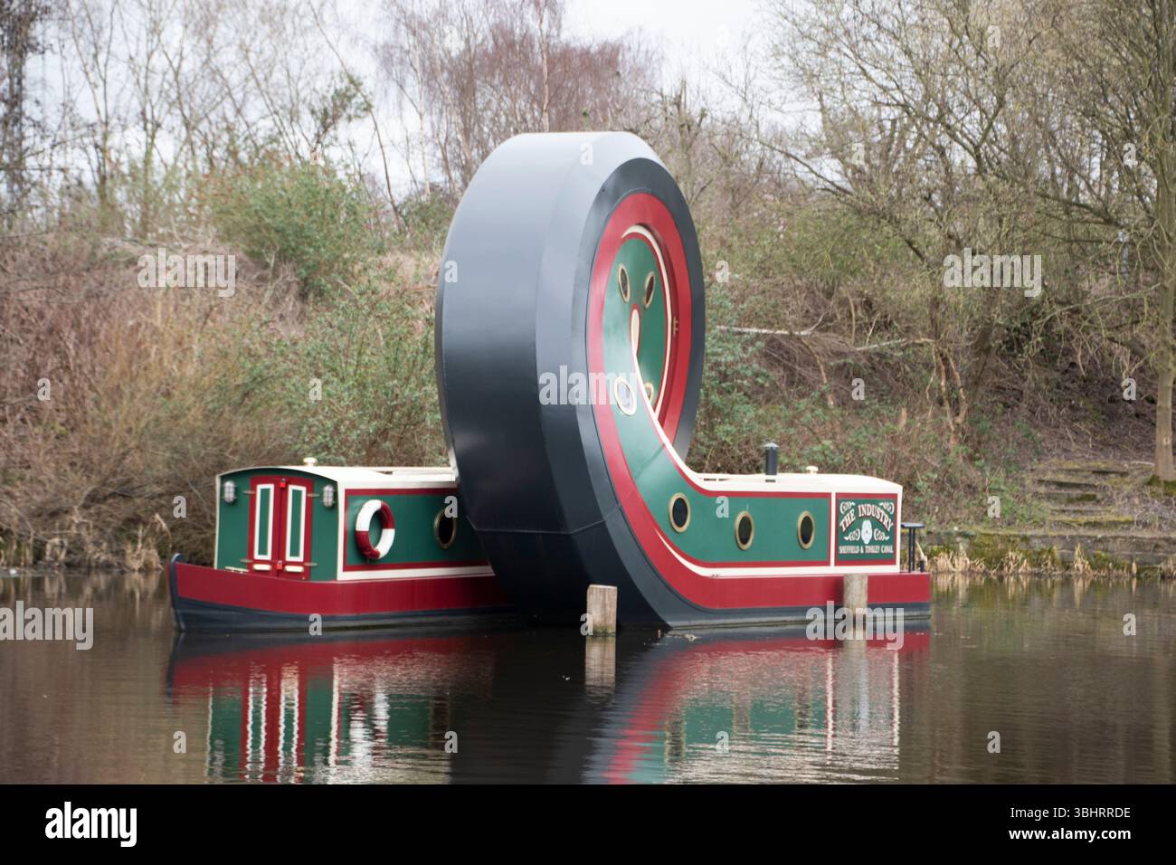 Yorkshire, Royaume-Uni – 17 mars 2025 : The Looping Boat d’Alex Chinneck est une installation artistique publique célébrant le patrimoine du canal de Sheffield Banque D'Images