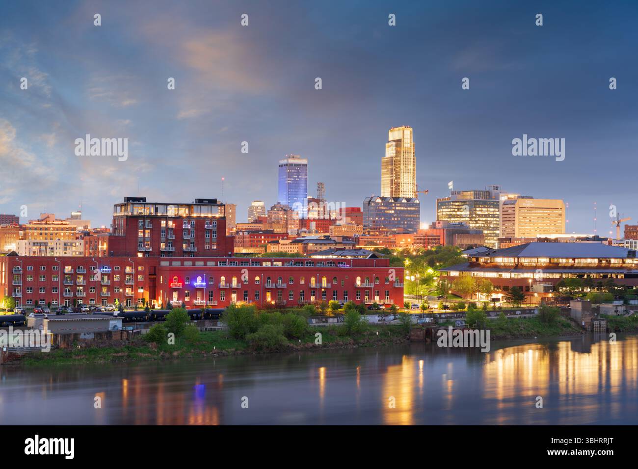 Omaha, Nebraska, USA Skyline du centre-ville sur la rivière Missouri la nuit. Banque D'Images