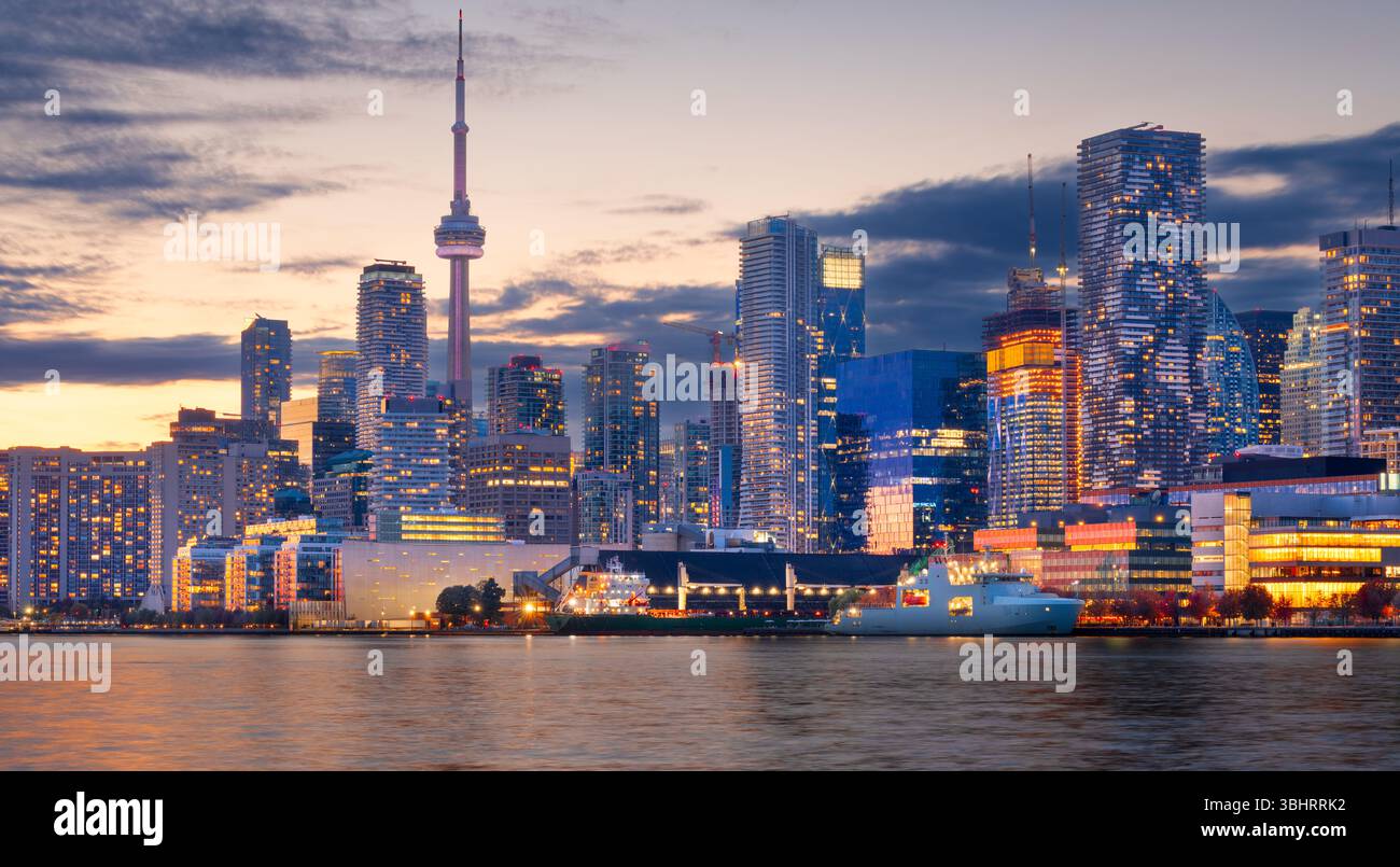 Toronto, Ontario, Canada skyline du centre-ville sur le lac Ontario au crépuscule. Banque D'Images