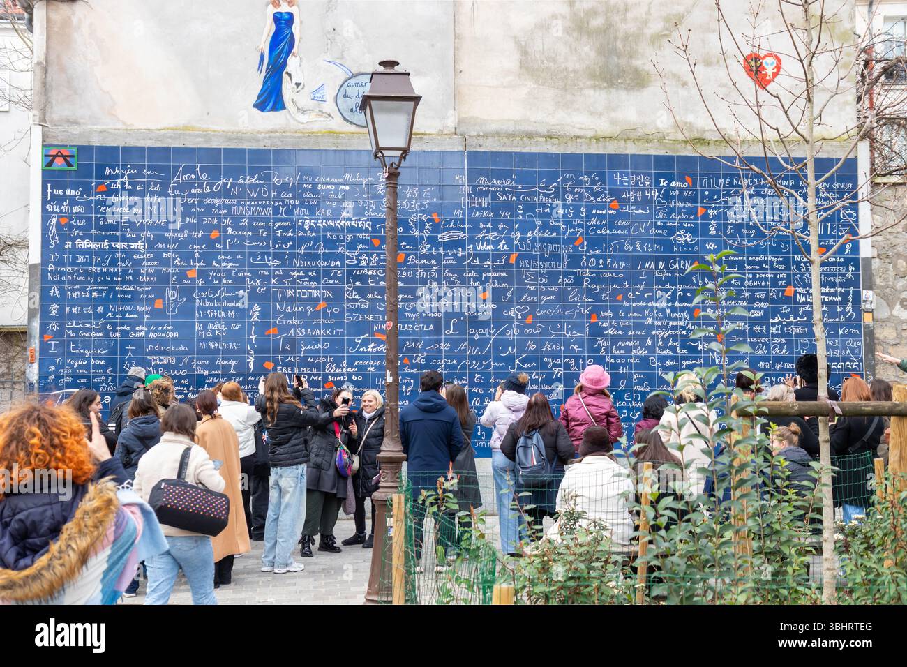 Paris, France - 28 février 2025 : le mur romantique de l'amour (le mur des je taime) à Montmartre, phrase je t'aime dans plus de 250 langues sur tuile bleue Banque D'Images