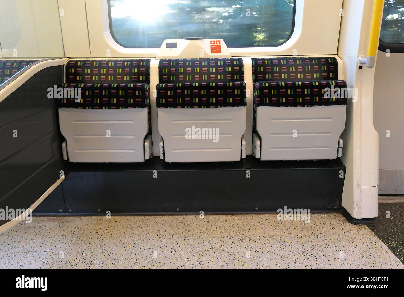 Sièges intérieurs pliables du train londonien. Banque D'Images