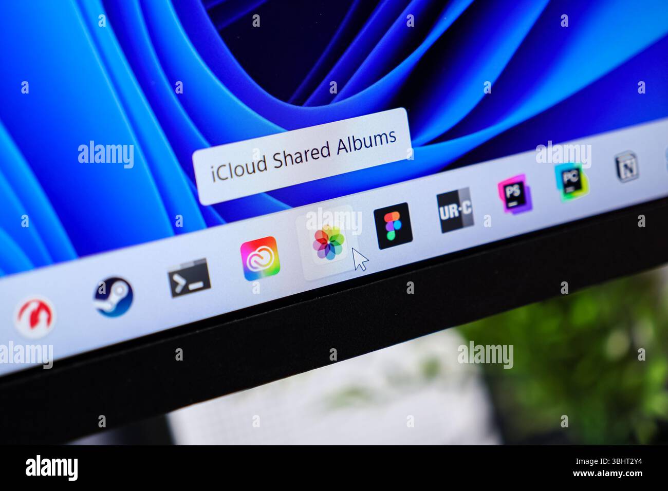 Poznan, Pologne - 6 juin 2025 : application albums partagés iCloud sur un moniteur Windows 11, avec un curseur mettant en évidence les fonctionnalités de partage de photos dans le cloud Banque D'Images