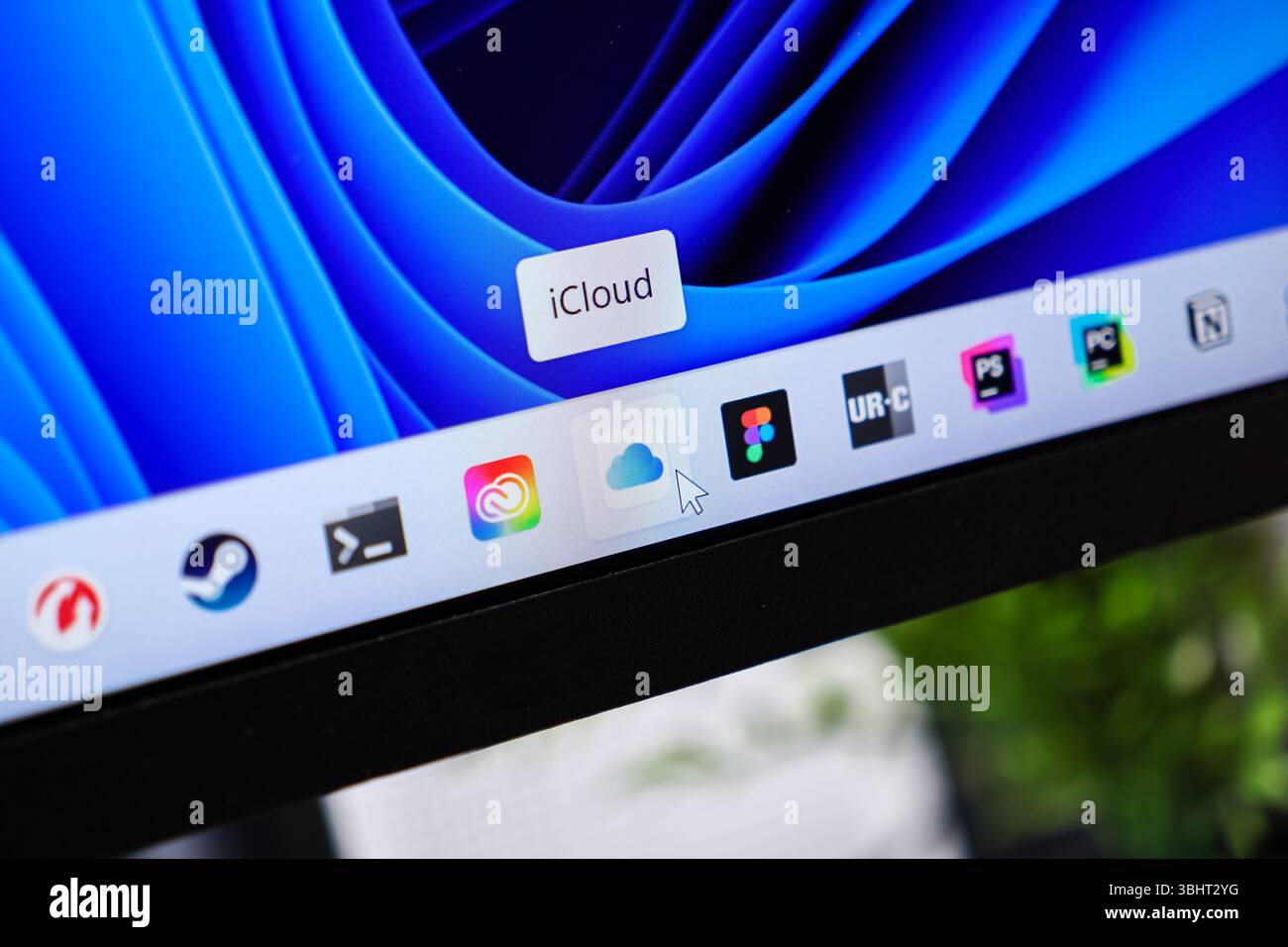 Poznan, Pologne - 6 juin 2025 : icône de l'application cloud iCloud affichée sur la barre des tâches du système d'exploitation Windows 11, mettant en évidence des données numériques pratiques Banque D'Images