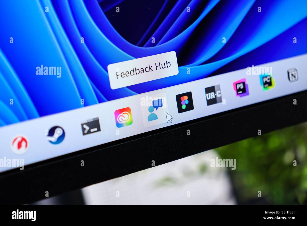 Poznan, Pologne - 6 juin 2025 : vue rapprochée d'un écran d'ordinateur vibrant montrant l'icône Feedback Hub et un pointeur de souris pour la saisie du système Banque D'Images