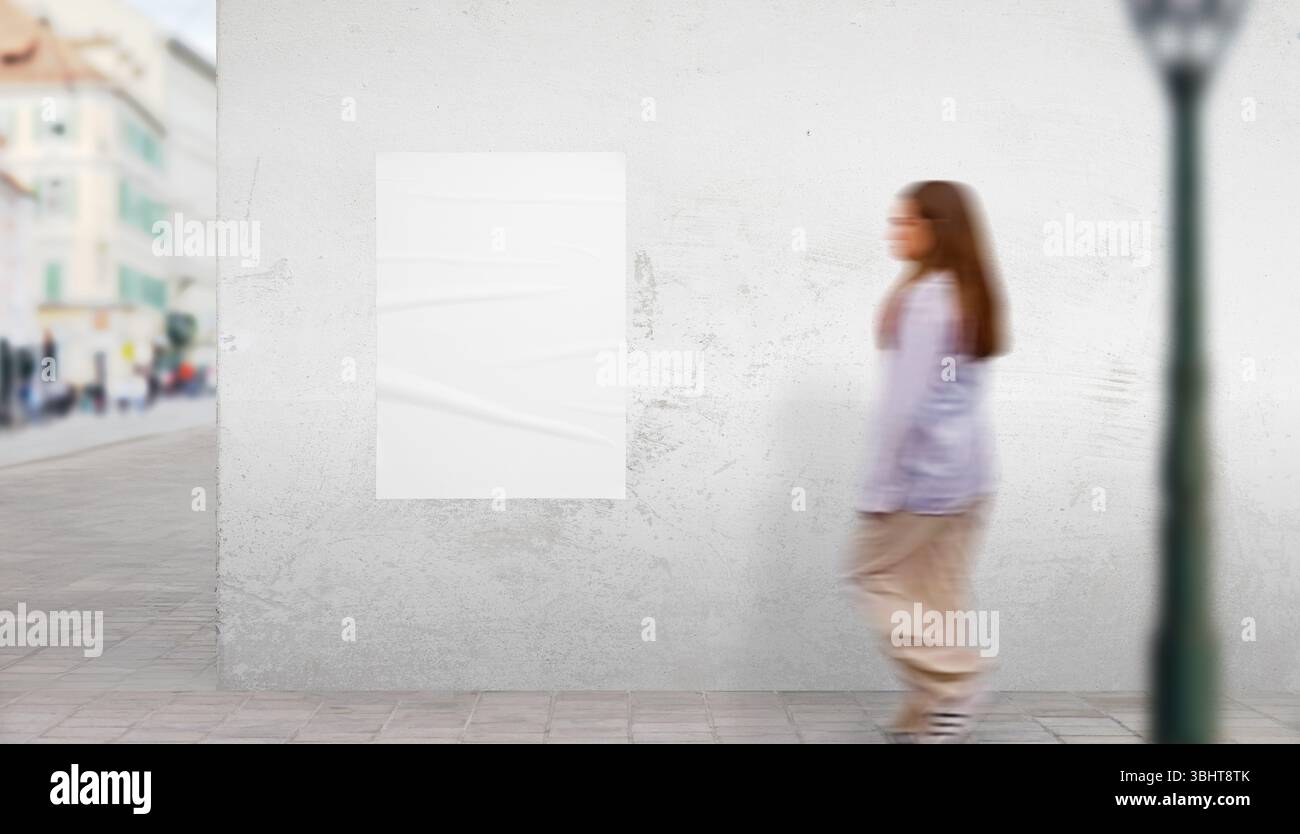 Scène de rue urbaine avec maquette d'affiche blanche sur le mur du bâtiment. Fille marche par en mouvement, idéal pour l'affichage dynamique de la publicité Banque D'Images Scène de rue urbaine avec maquette d'affiche blanche sur le mur du bâtiment. Fille marche par en mouvement, idéal pour l'affichage dynamique de la publicité Banque D'Images