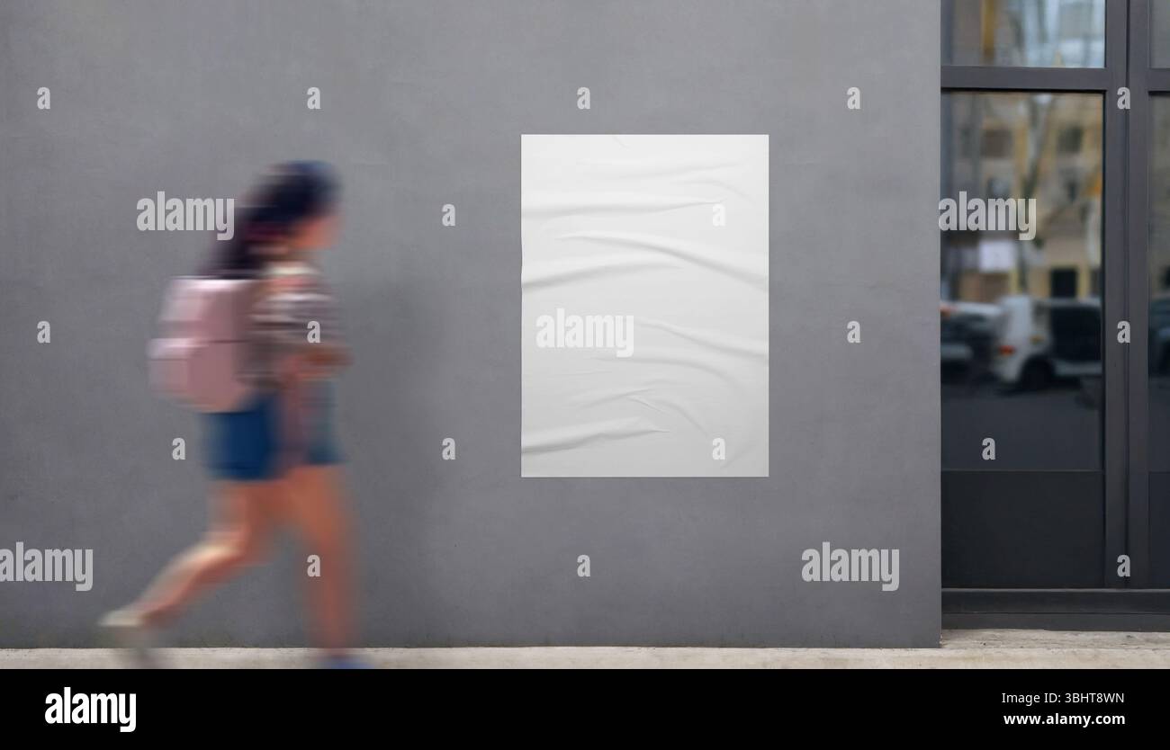 Maquette d'affiche blanche à côté de l'entrée du bâtiment. Fille avec sac marche par, parfait pour présenter des conceptions d'affiche promotionnelle moderne Banque D'Images Maquette d'affiche blanche à côté de l'entrée du bâtiment. Fille avec sac marche par, parfait pour présenter des conceptions d'affiche promotionnelle moderne Banque D'Images