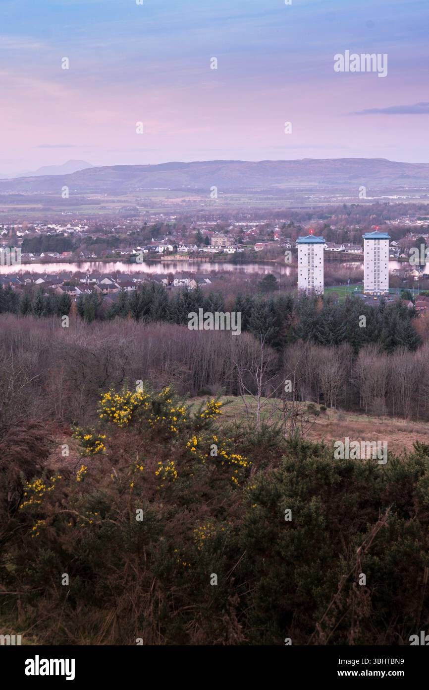 Vue depuis Gleniffer Braes Country Park, Paislry, Strathclyde, Ecosse centrale, surplombant la ville jusqu'aux collines Kilpatrick et Ben Lomond. Banque D'Images