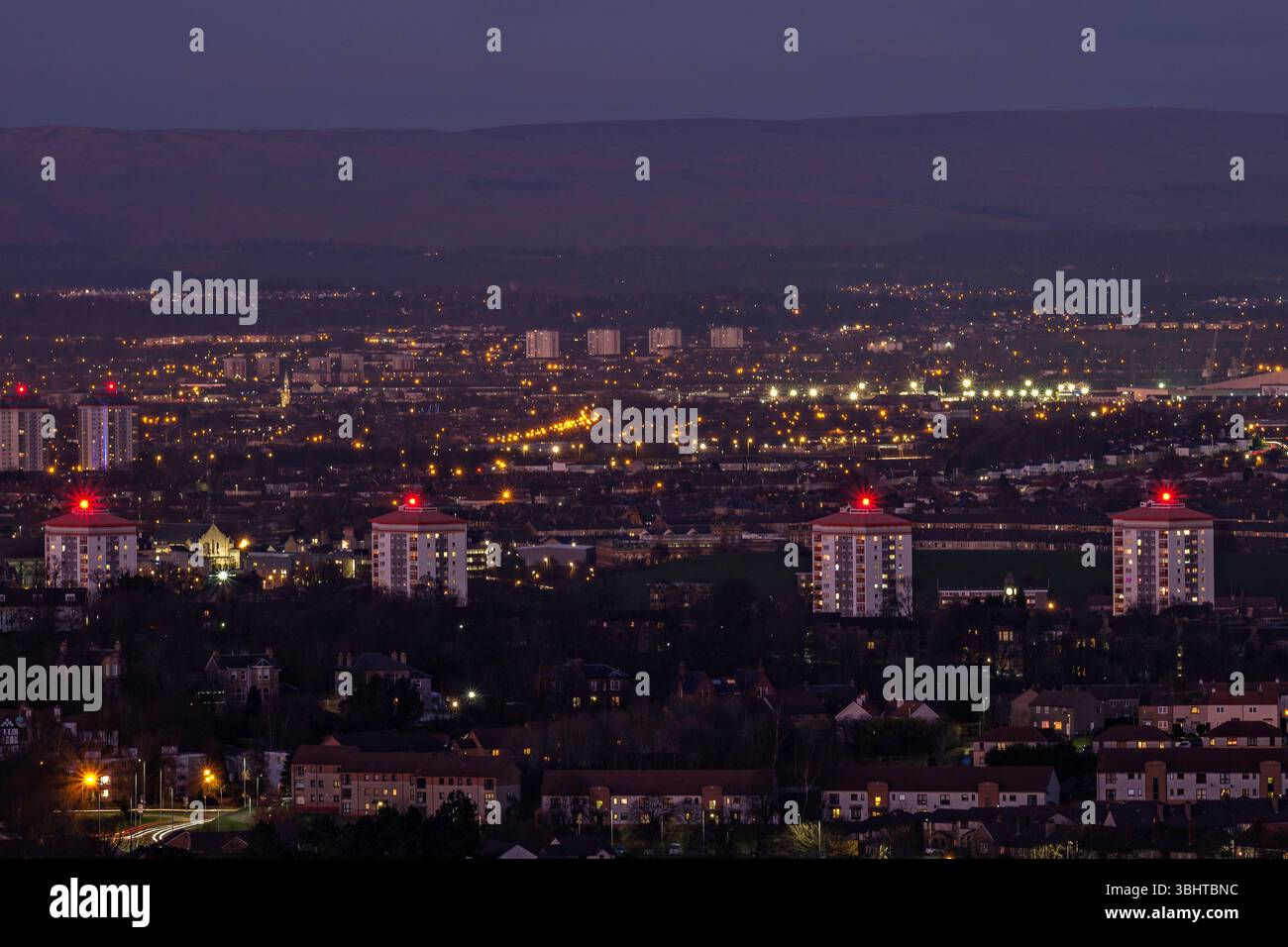 Vue nocturne sur Paisley depuis Gleniffer Braes Country Park, Strathclyde, Écosse. Banque D'Images
