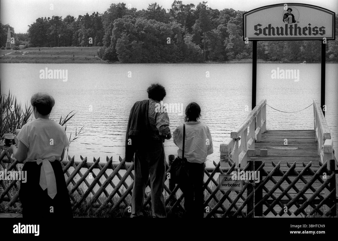 Rheinsberg Deutschland, Rheinsberg, 30.05.1992, Rheinsberg, Anlegestelle, Grienericksee, Gartenlokal, Kellnerin mit Biergläsern, Â *** Rheinsberg Allemagne, Rheinsberg, 30 05 1992, Rheinsberg, débarcadère, Grienericksee, pub de jardin, serveuse avec verres à bière, Â Banque D'Images