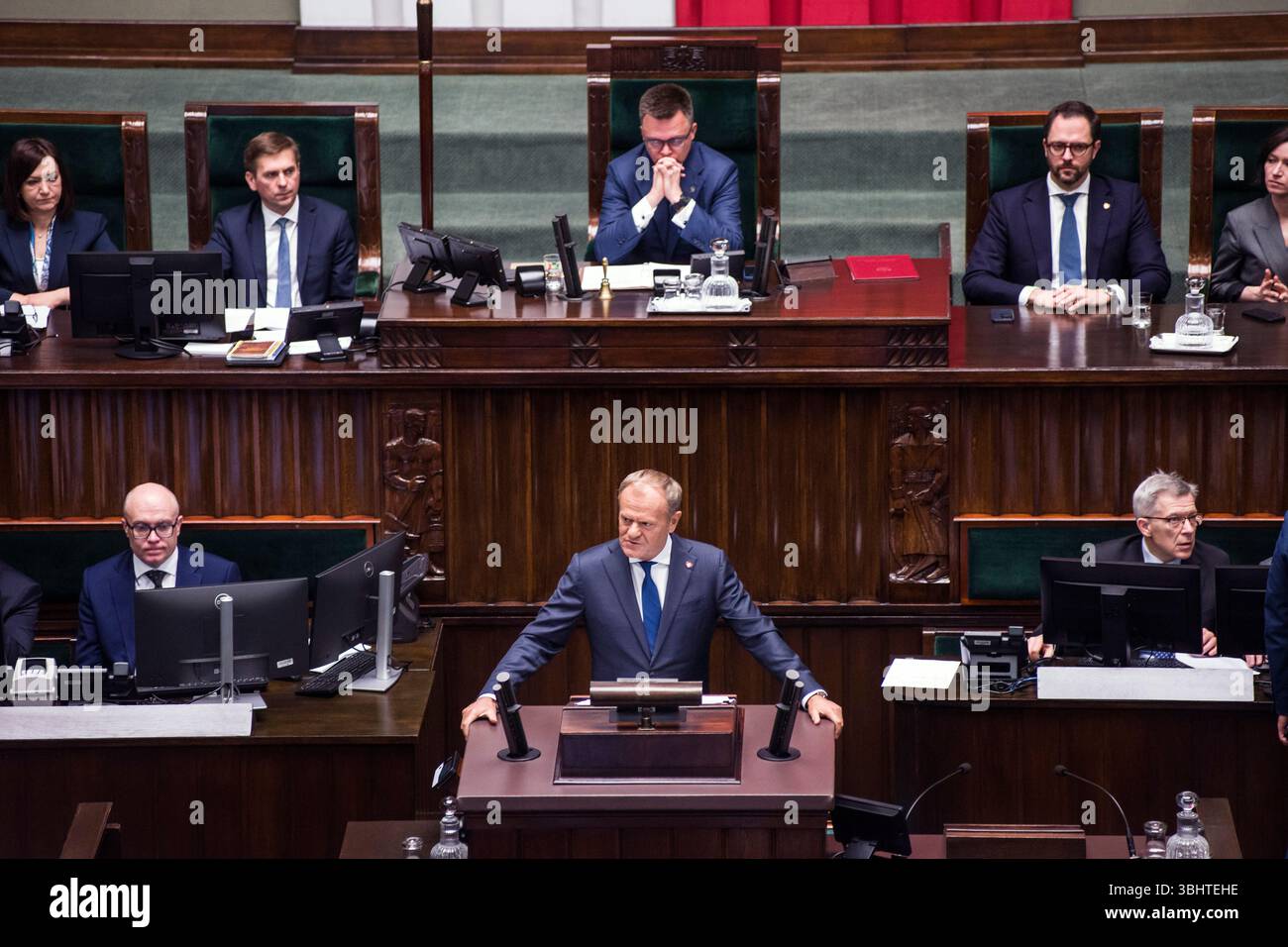 Le premier ministre polonais Donald Tusk s'exprime devant le Parlement avant le vote de confiance pour son cabinet. Le premier ministre polonais Donald Tusk fera face à un vote de confiance au parlement mercredi 11 juin dans une tentative de reprendre de l'élan après la défaite piquante de son camp au second tour présidentiel. Le vote, demandé par Tusk, fait suite à la défaite étroite du maire de Varsovie Rafal Trzaskowski le 1er juin face à Karol Nawrocki, un nationaliste de droite soutenu par le parti droit et Justice (PiS). Tusk devrait survivre au vote à la chambre basse du parlement (Sejm), sa coalition gouvernementale a un parlementa Banque D'Images