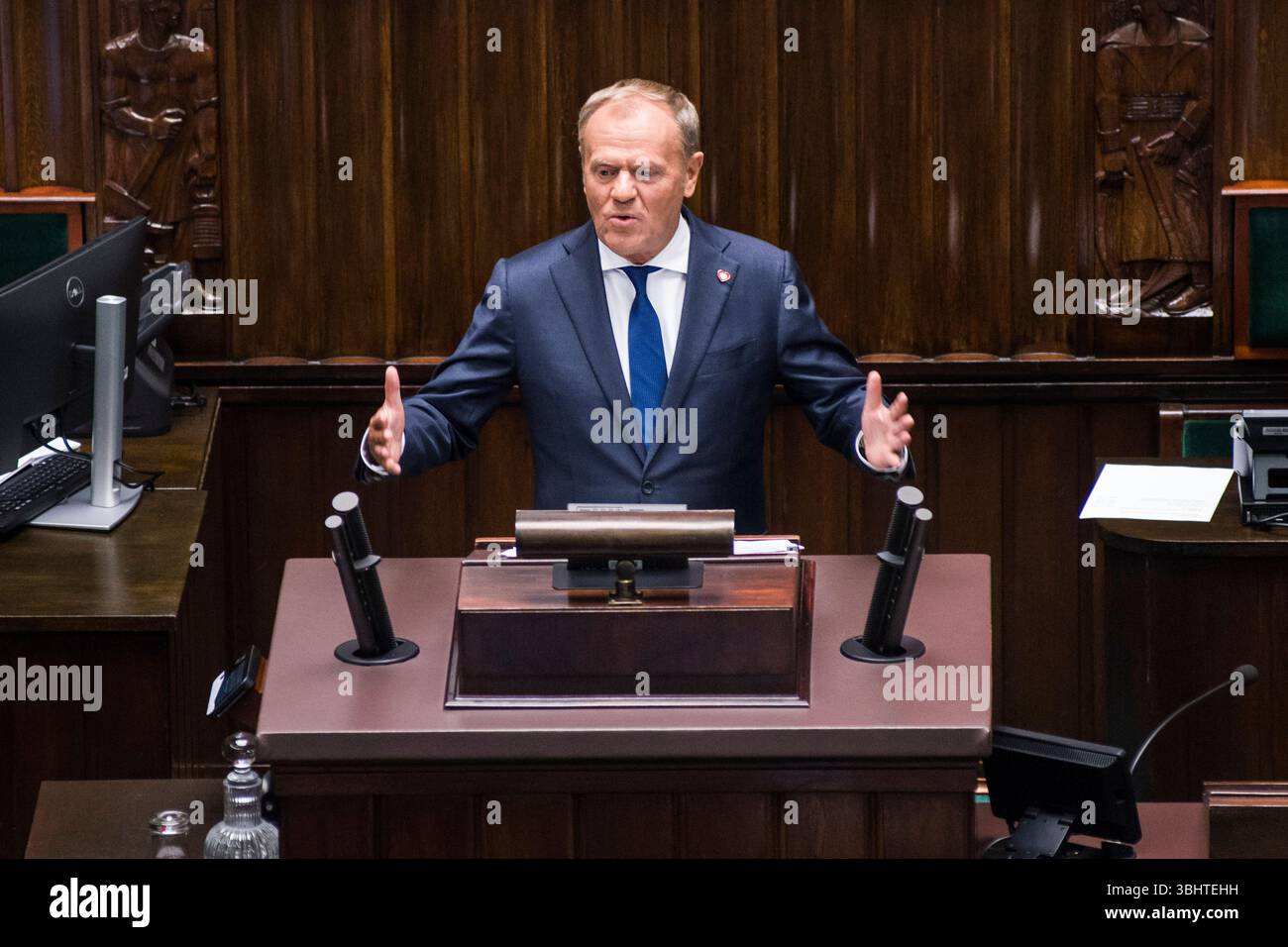 Le premier ministre polonais Donald Tusk s'exprime devant le Parlement avant le vote de confiance pour son cabinet. Le premier ministre polonais Donald Tusk fera face à un vote de confiance au parlement mercredi 11 juin dans une tentative de reprendre de l'élan après la défaite piquante de son camp au second tour présidentiel. Le vote, demandé par Tusk, fait suite à la défaite étroite du maire de Varsovie Rafal Trzaskowski le 1er juin face à Karol Nawrocki, un nationaliste de droite soutenu par le parti droit et Justice (PiS). Tusk devrait survivre au vote à la chambre basse du parlement (Sejm), sa coalition gouvernementale a un parlementa Banque D'Images