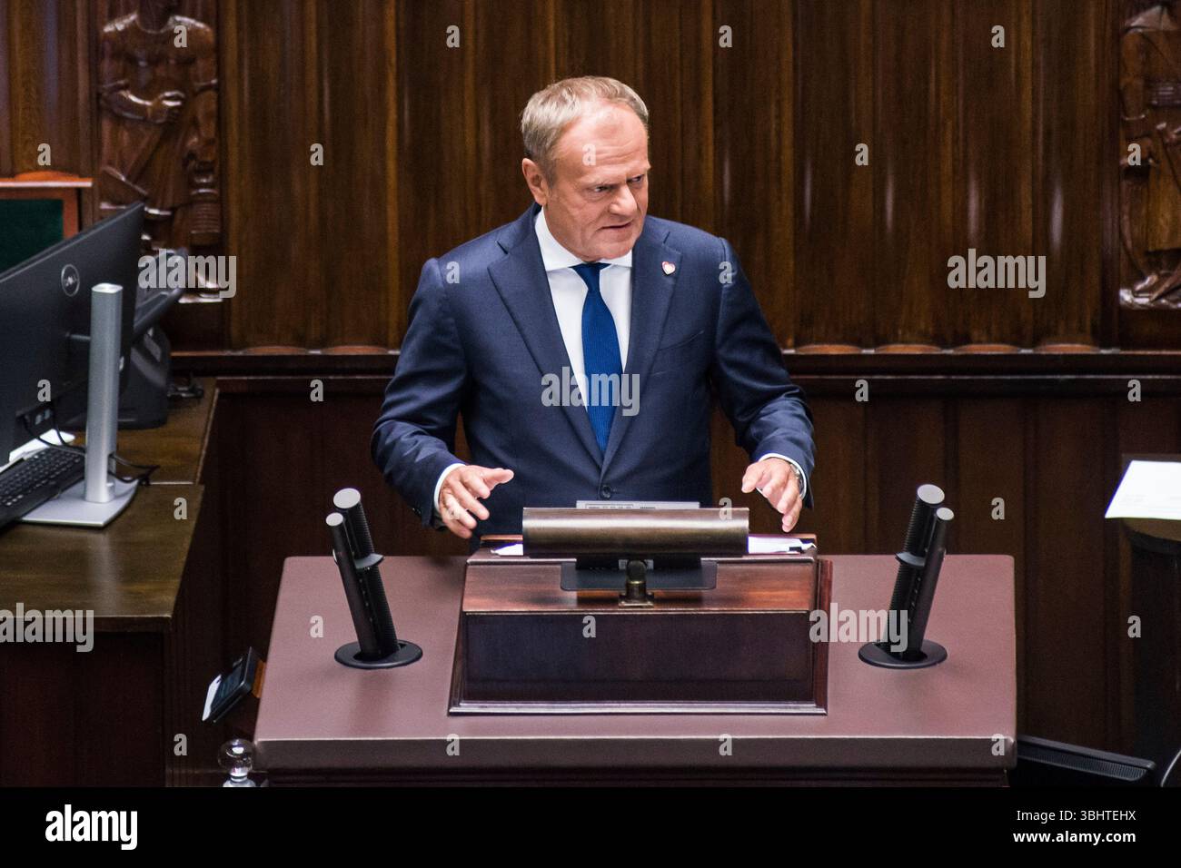 Le premier ministre polonais Donald Tusk s'exprime devant le Parlement avant le vote de confiance pour son cabinet. Le premier ministre polonais Donald Tusk fera face à un vote de confiance au parlement mercredi 11 juin dans une tentative de reprendre de l'élan après la défaite piquante de son camp au second tour présidentiel. Le vote, demandé par Tusk, fait suite à la défaite étroite du maire de Varsovie Rafal Trzaskowski le 1er juin face à Karol Nawrocki, un nationaliste de droite soutenu par le parti droit et Justice (PiS). Tusk devrait survivre au vote à la chambre basse du parlement (Sejm), sa coalition gouvernementale a un parlementa Banque D'Images