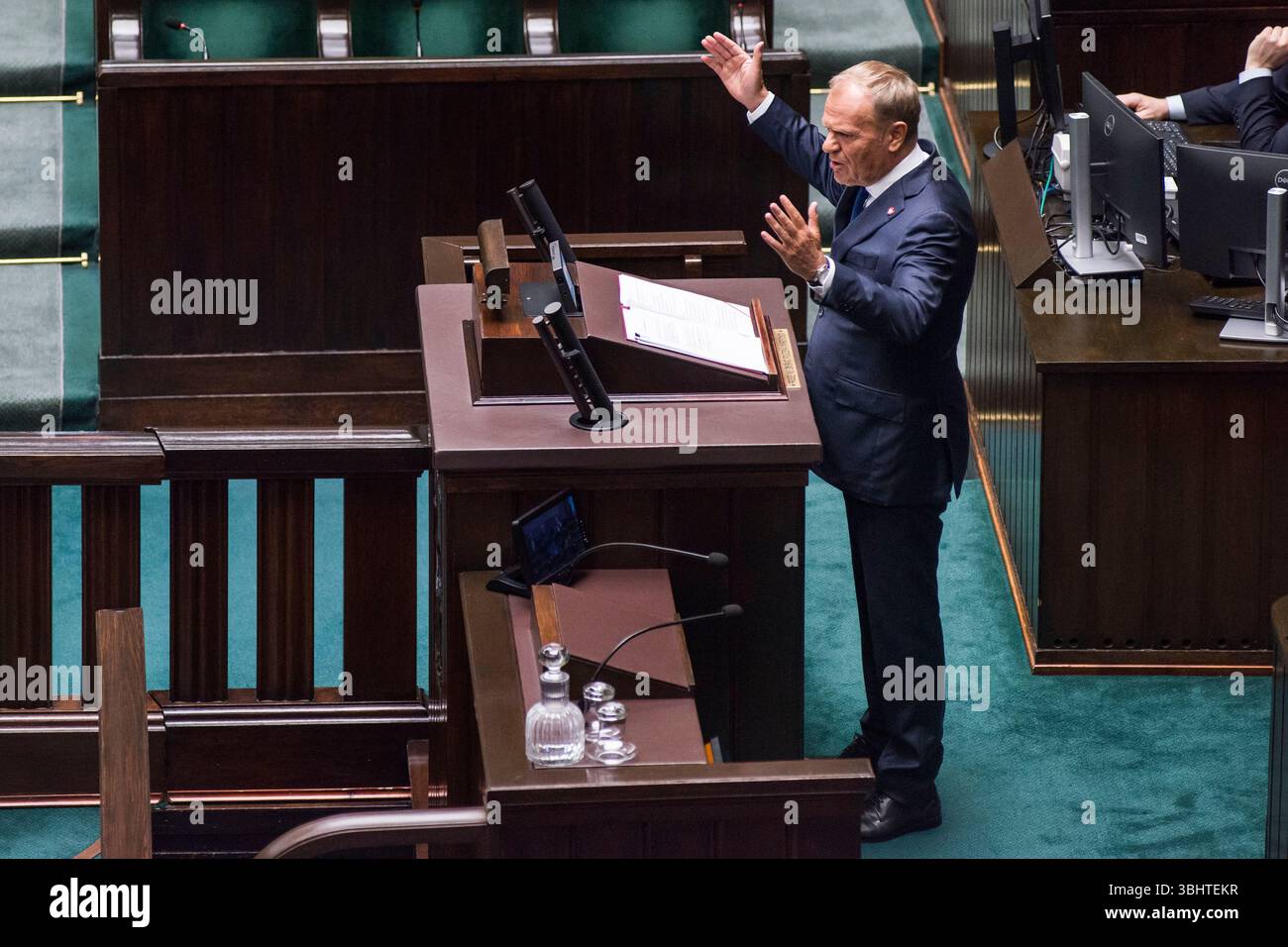 Le premier ministre polonais Donald Tusk s'exprime devant le Parlement avant le vote de confiance pour son cabinet. Le premier ministre polonais Donald Tusk fera face à un vote de confiance au parlement mercredi 11 juin dans une tentative de reprendre de l'élan après la défaite piquante de son camp au second tour présidentiel. Le vote, demandé par Tusk, fait suite à la défaite étroite du maire de Varsovie Rafal Trzaskowski le 1er juin face à Karol Nawrocki, un nationaliste de droite soutenu par le parti droit et Justice (PiS). Tusk devrait survivre au vote à la chambre basse du parlement (Sejm), sa coalition gouvernementale a un parlementa Banque D'Images