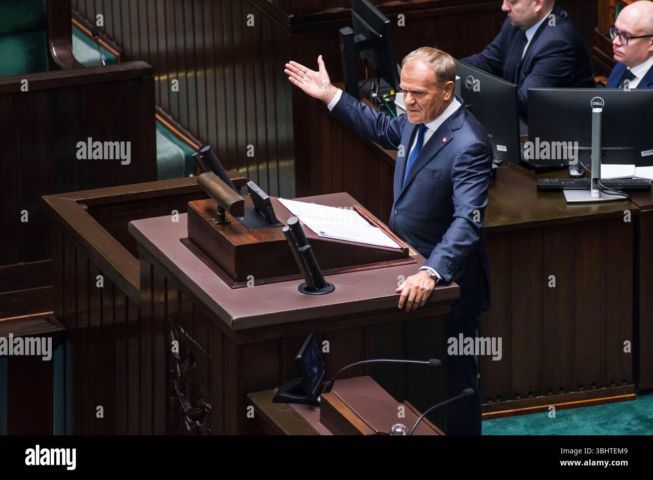 Le premier ministre polonais Donald Tusk s'exprime devant le Parlement avant le vote de confiance pour son cabinet. Le premier ministre polonais Donald Tusk fera face à un vote de confiance au parlement mercredi 11 juin dans une tentative de reprendre de l'élan après la défaite piquante de son camp au second tour présidentiel. Le vote, demandé par Tusk, fait suite à la défaite étroite du maire de Varsovie Rafal Trzaskowski le 1er juin face à Karol Nawrocki, un nationaliste de droite soutenu par le parti droit et Justice (PiS). Tusk devrait survivre au vote à la chambre basse du parlement (Sejm), sa coalition gouvernementale a un parlementa Banque D'Images