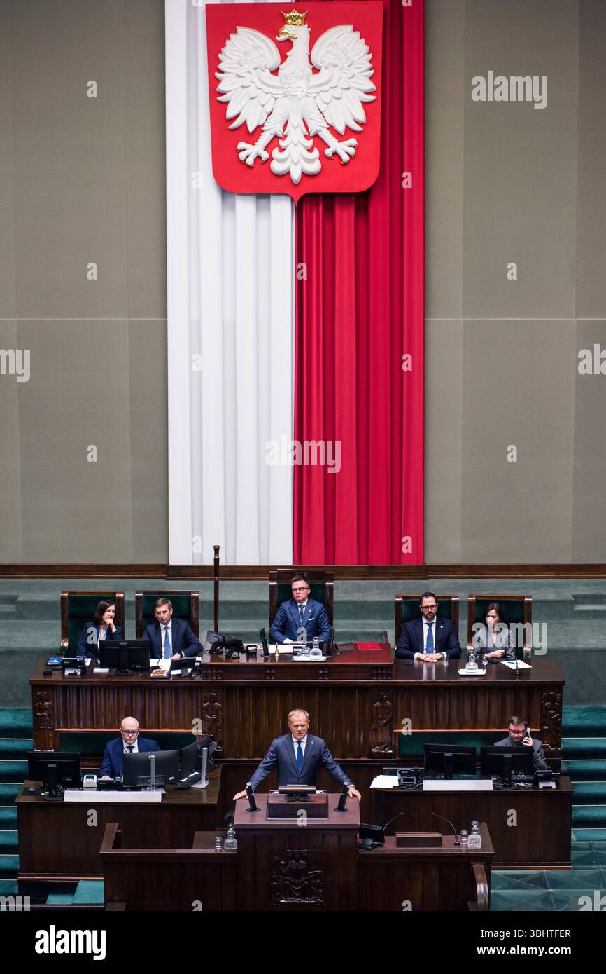 Le premier ministre polonais Donald Tusk s'exprime devant le Parlement avant le vote de confiance pour son cabinet. Le premier ministre polonais Donald Tusk fera face à un vote de confiance au parlement mercredi 11 juin dans une tentative de reprendre de l'élan après la défaite piquante de son camp au second tour présidentiel. Le vote, demandé par Tusk, fait suite à la défaite étroite du maire de Varsovie Rafal Trzaskowski le 1er juin face à Karol Nawrocki, un nationaliste de droite soutenu par le parti droit et Justice (PiS). Tusk devrait survivre au vote à la chambre basse du parlement (Sejm), sa coalition gouvernementale a un parlementa Banque D'Images
