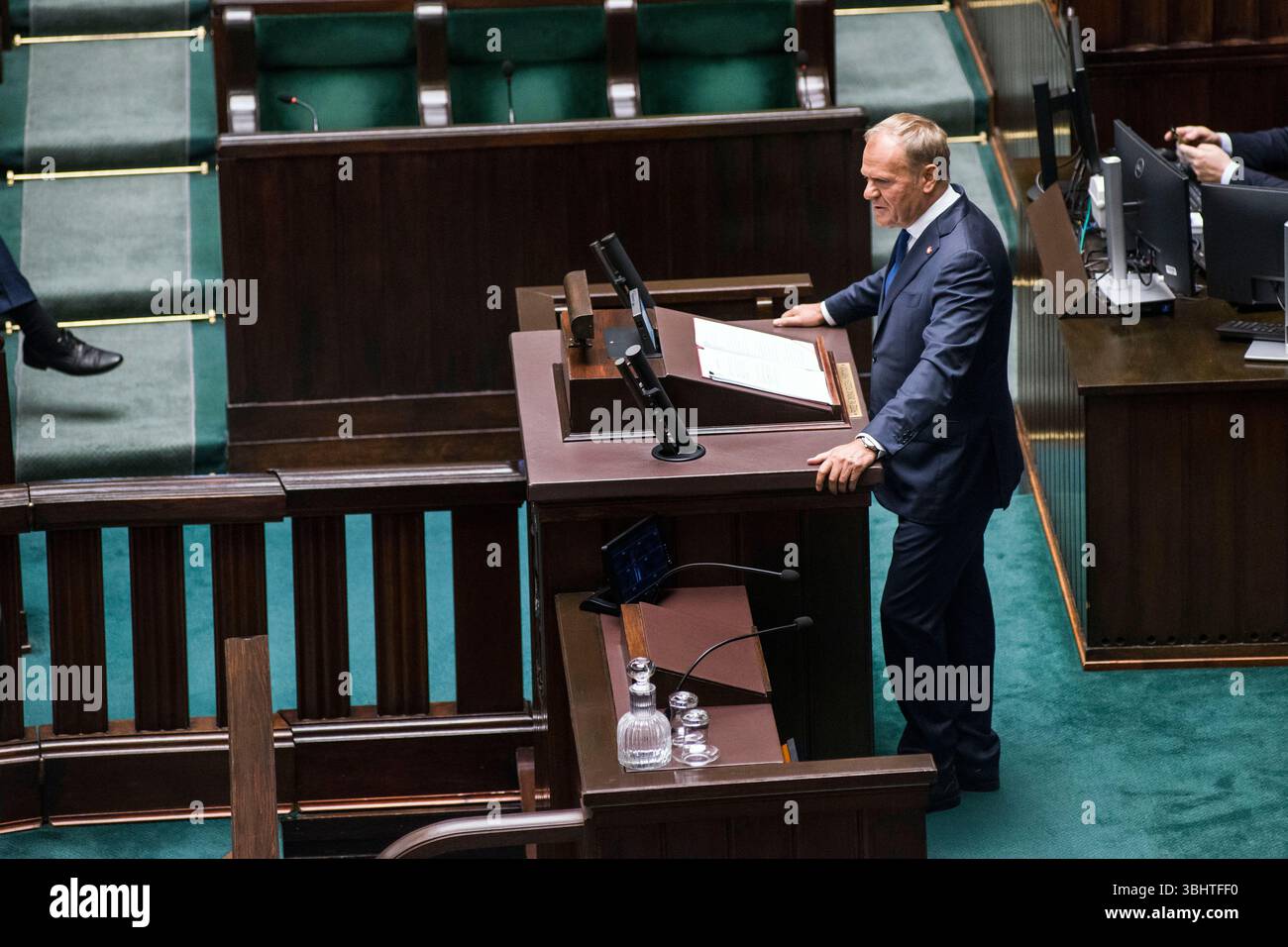 Le premier ministre polonais Donald Tusk s'exprime devant le Parlement avant le vote de confiance pour son cabinet. Le premier ministre polonais Donald Tusk fera face à un vote de confiance au parlement mercredi 11 juin dans une tentative de reprendre de l'élan après la défaite piquante de son camp au second tour présidentiel. Le vote, demandé par Tusk, fait suite à la défaite étroite du maire de Varsovie Rafal Trzaskowski le 1er juin face à Karol Nawrocki, un nationaliste de droite soutenu par le parti droit et Justice (PiS). Tusk devrait survivre au vote à la chambre basse du parlement (Sejm), sa coalition gouvernementale a un parlementa Banque D'Images