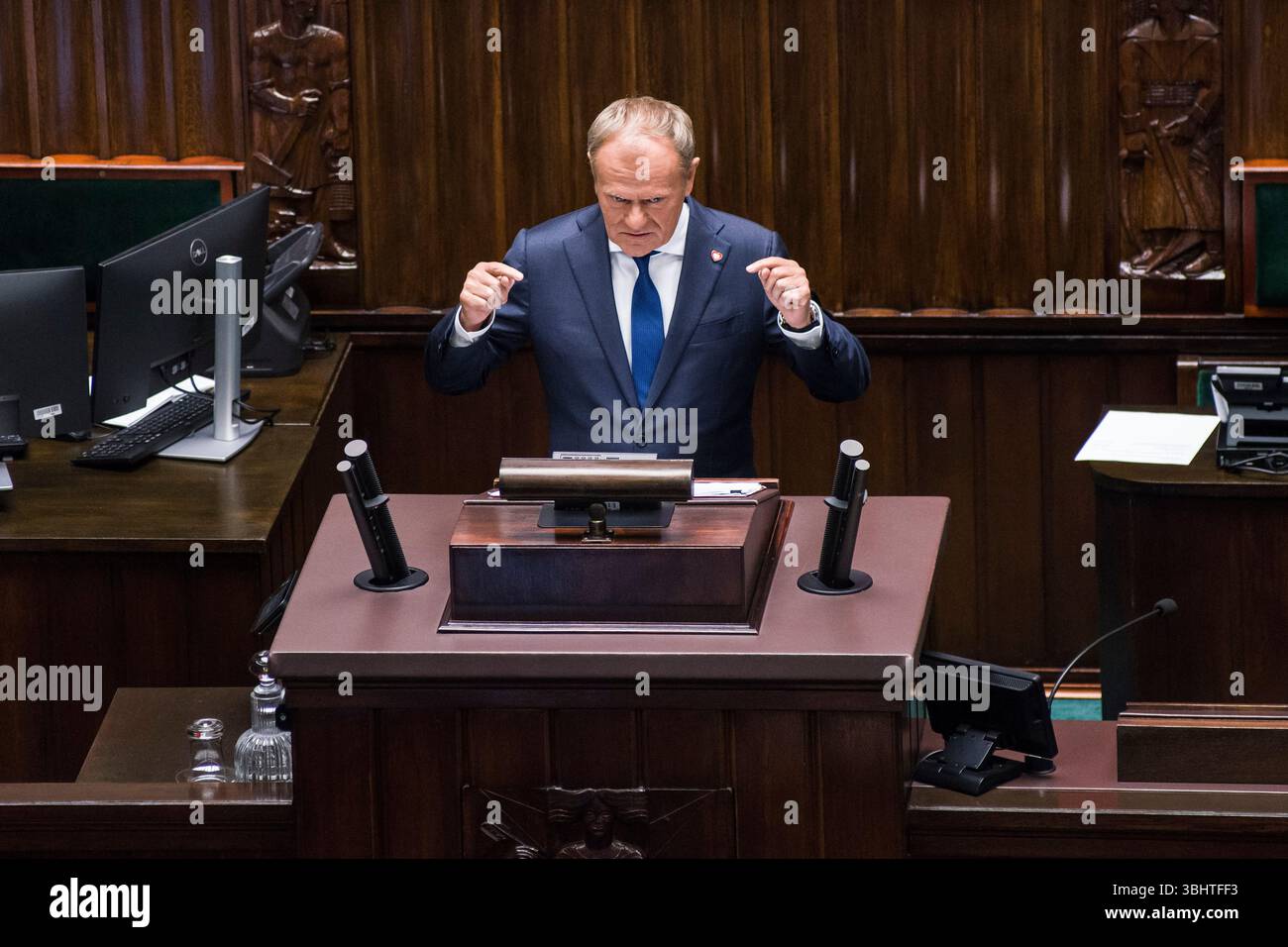 Le premier ministre polonais Donald Tusk s'exprime devant le Parlement avant le vote de confiance pour son cabinet. Le premier ministre polonais Donald Tusk fera face à un vote de confiance au parlement mercredi 11 juin dans une tentative de reprendre de l'élan après la défaite piquante de son camp au second tour présidentiel. Le vote, demandé par Tusk, fait suite à la défaite étroite du maire de Varsovie Rafal Trzaskowski le 1er juin face à Karol Nawrocki, un nationaliste de droite soutenu par le parti droit et Justice (PiS). Tusk devrait survivre au vote à la chambre basse du parlement (Sejm), sa coalition gouvernementale a un parlementa Banque D'Images