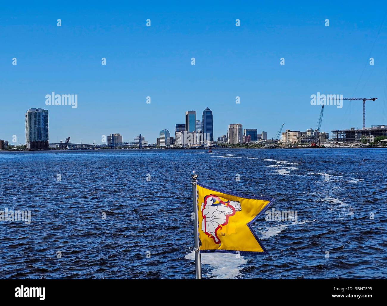 Approche de Jacksonville sur la rivière St Johns, Floride. Un bateau de plaisance pilotant un burgee AGLCA approche du centre-ville de Jacksonville. - Image de stock capturée avec un smartphone