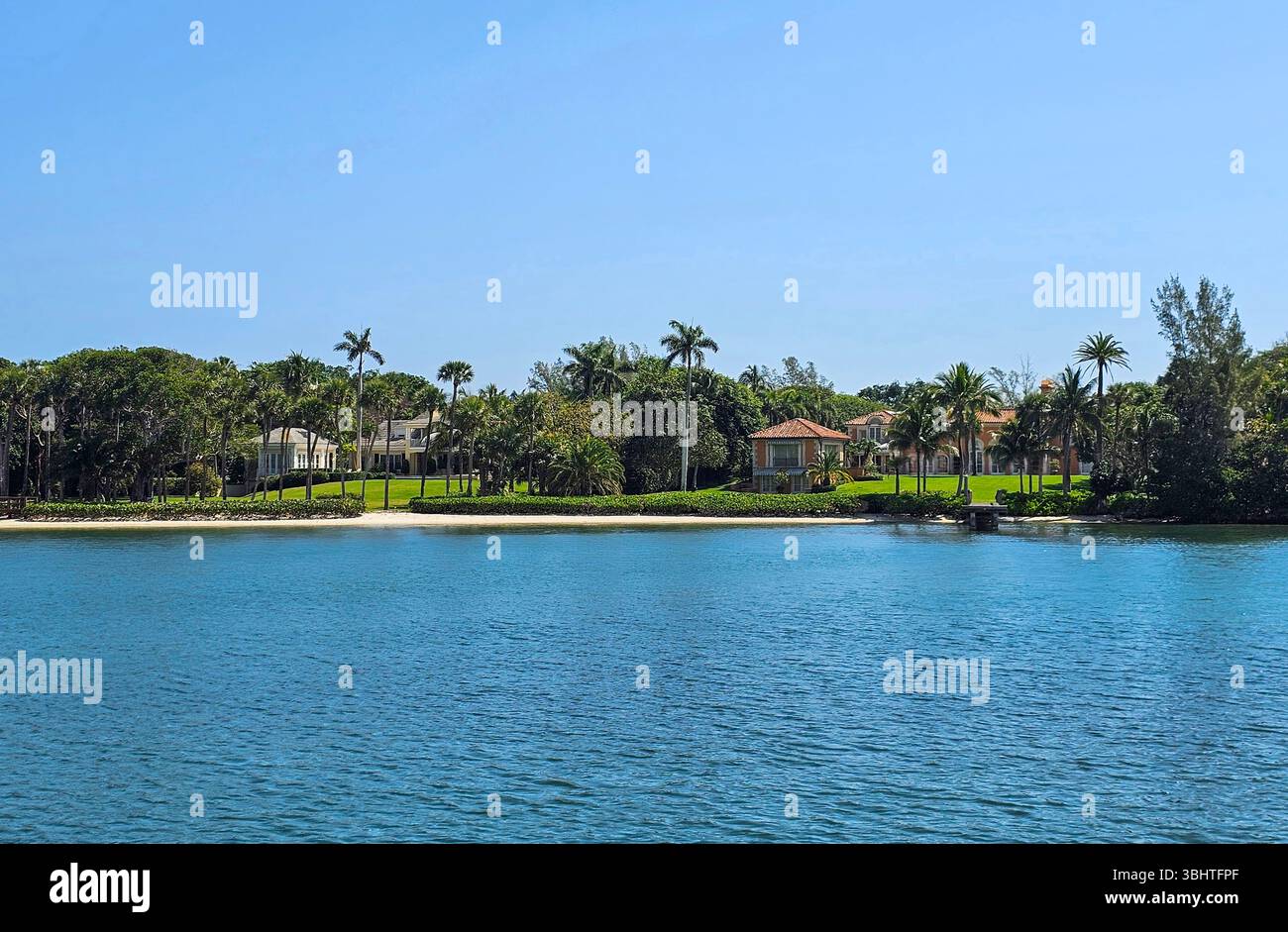 Belles maisons en bord de mer sur l'île de Jupiter, Floride. L'aménagement paysager entretenu et les maisons d'hôtes attenantes sont typiques des maisons gracieuses sur le Hobe S. - Image de stock capturée avec un smartphone