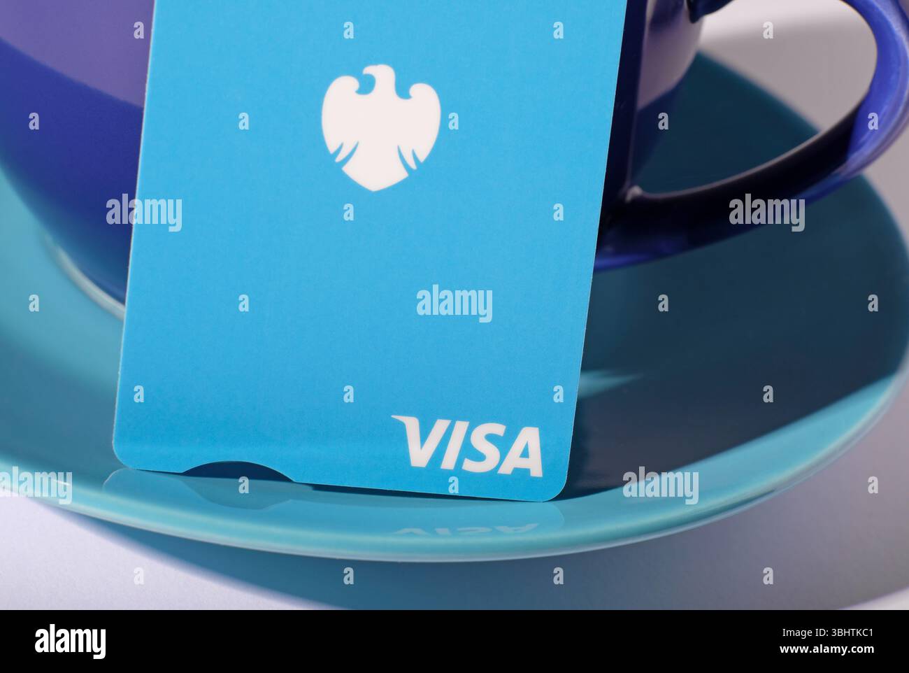 carte de débit visa barclays sur tasse à café et soucoupe Banque D'Images