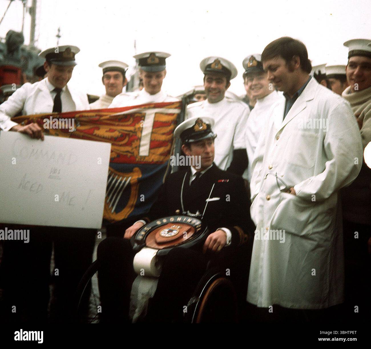 Photo datée du 15/12/1976 du prince Charles alors qu'il renonçait au commandement du chasseur de mines HMS Bronington à Rosyth, en Écosse, à la fin de son service dans la Royal Navy. Le roi a accueilli une réunion avec de vieux camarades de marine de ses jours au palais de Buckingham, partageant « quelques contes salés sur le voyage dans la voie maritime de mémoire ». La réception privée spéciale, organisée pour les compagnons marins du roi, a été organisée à la suite d'une demande personnelle de Charles, qui a financé l'événement lui-même. Date d'émission : mercredi 11 juin 2025. Banque D'Images Photo datée du 15/12/1976 du prince Charles alors qu'il renonçait au commandement du chasseur de mines HMS Bronington à Rosyth, en Écosse, à la fin de son service dans la Royal Navy. Le roi a accueilli une réunion avec de vieux camarades de marine de ses jours au palais de Buckingham, partageant « quelques contes salés sur le voyage dans la voie maritime de mémoire ». La réception privée spéciale, organisée pour les compagnons marins du roi, a été organisée à la suite d'une demande personnelle de Charles, qui a financé l'événement lui-même. Date d'émission : mercredi 11 juin 2025. Banque D'Images
