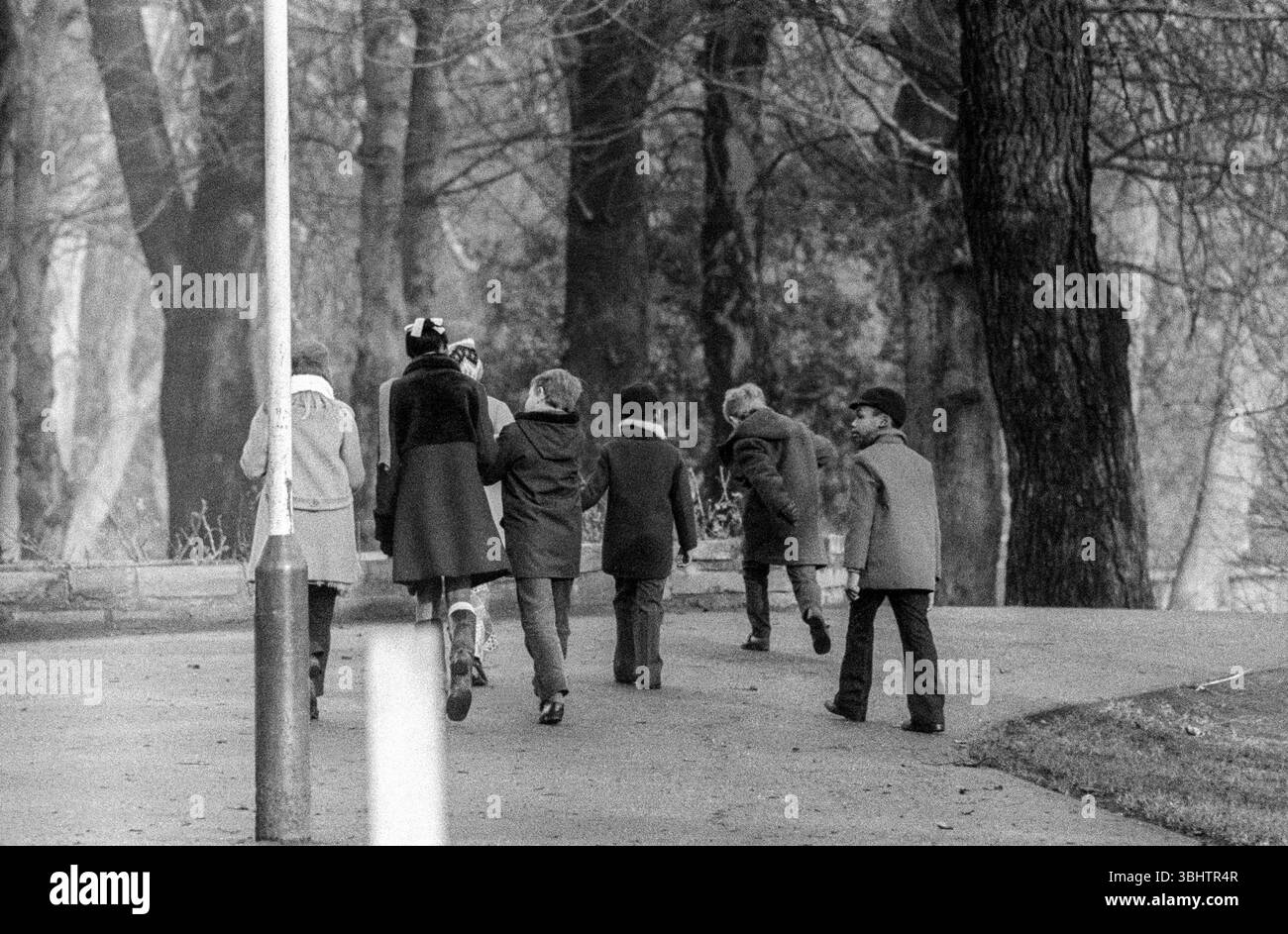Archives du début des années 1970 photographie en noir et blanc d'enfants marchant dans le parc public Walks à King's Lynn, Norfolk. Banque D'Images