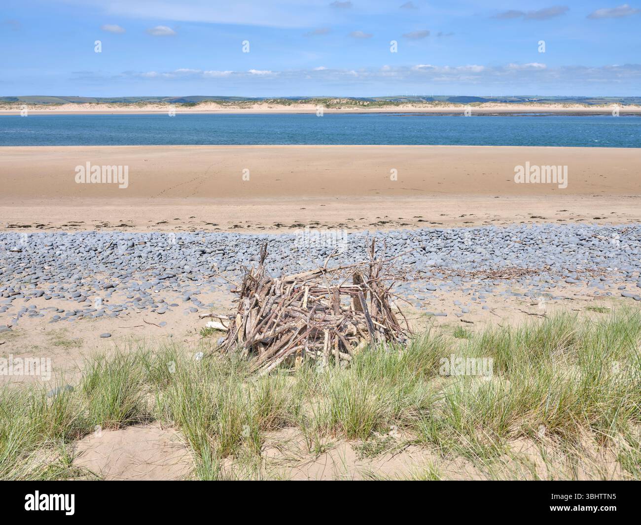 Une pile d'abri de plage de bois flotté lavé sur la plage le long du sentier de la côte sud-ouest dans le nord du Devon, Royaume-Uni Banque D'Images