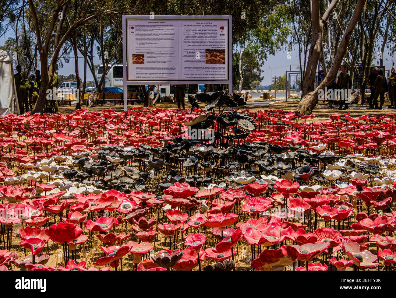 30 000 anémones céramiques (kalaniot) placées comme mémorial , site commémoratif du Nova Festival Banque D'Images