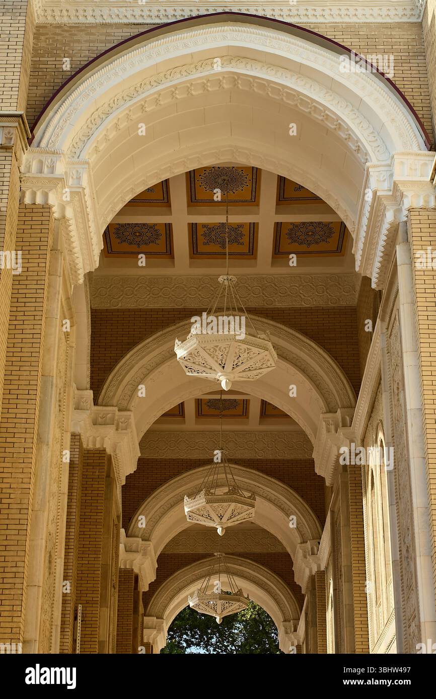 Grand portique du théâtre Alisher Navoi avec des colonnes et des plafonds voûtés ornés d'ornements complexes. Tachkent. Juin 2025 Banque D'Images