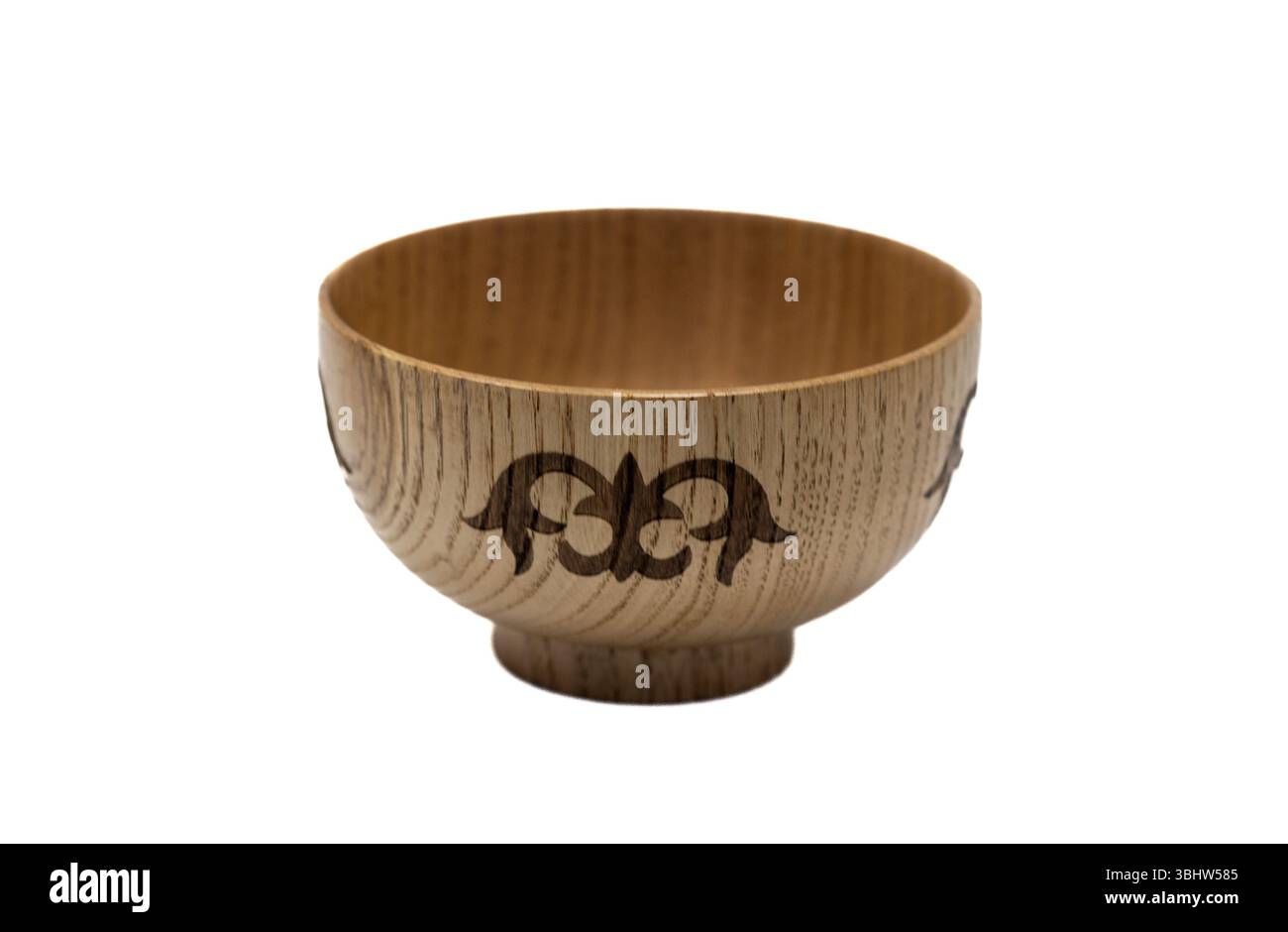 La photo montre un bol en bois (piала) avec un ornement national. Il est fait de bois de couleur claire et décoré avec un motif sculpté foncé typique de K Banque D'Images La photo montre un bol en bois (piала) avec un ornement national. Il est fait de bois de couleur claire et décoré avec un motif sculpté foncé typique de K Banque D'Images