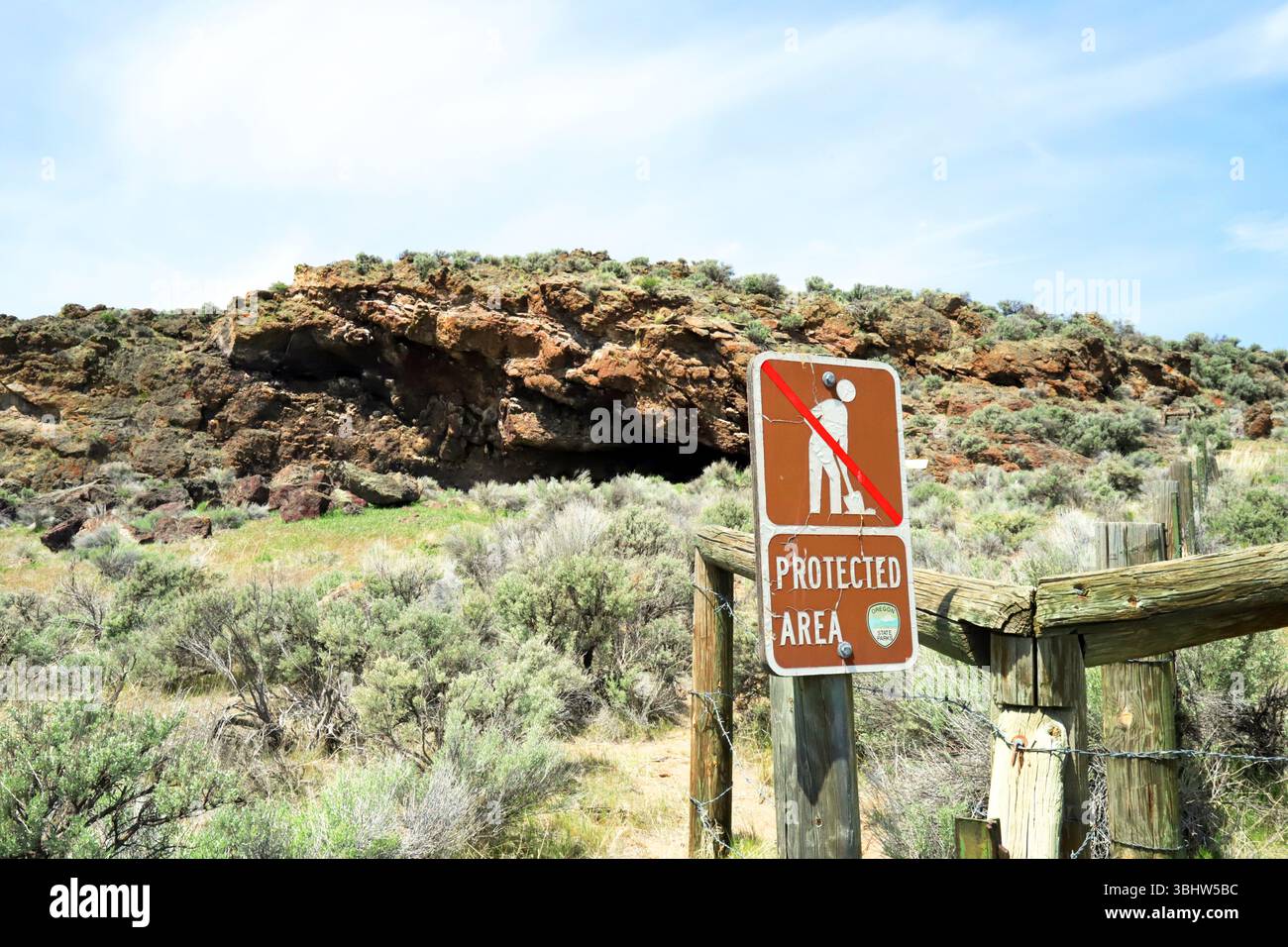 L'entrée de Fort Rock Cave, anciennement connue sous le nom de Cow Cave, un site archéologique de l'Oregon dans lequel 75 paires de sandales faites de corde d'araignée, Banque D'Images