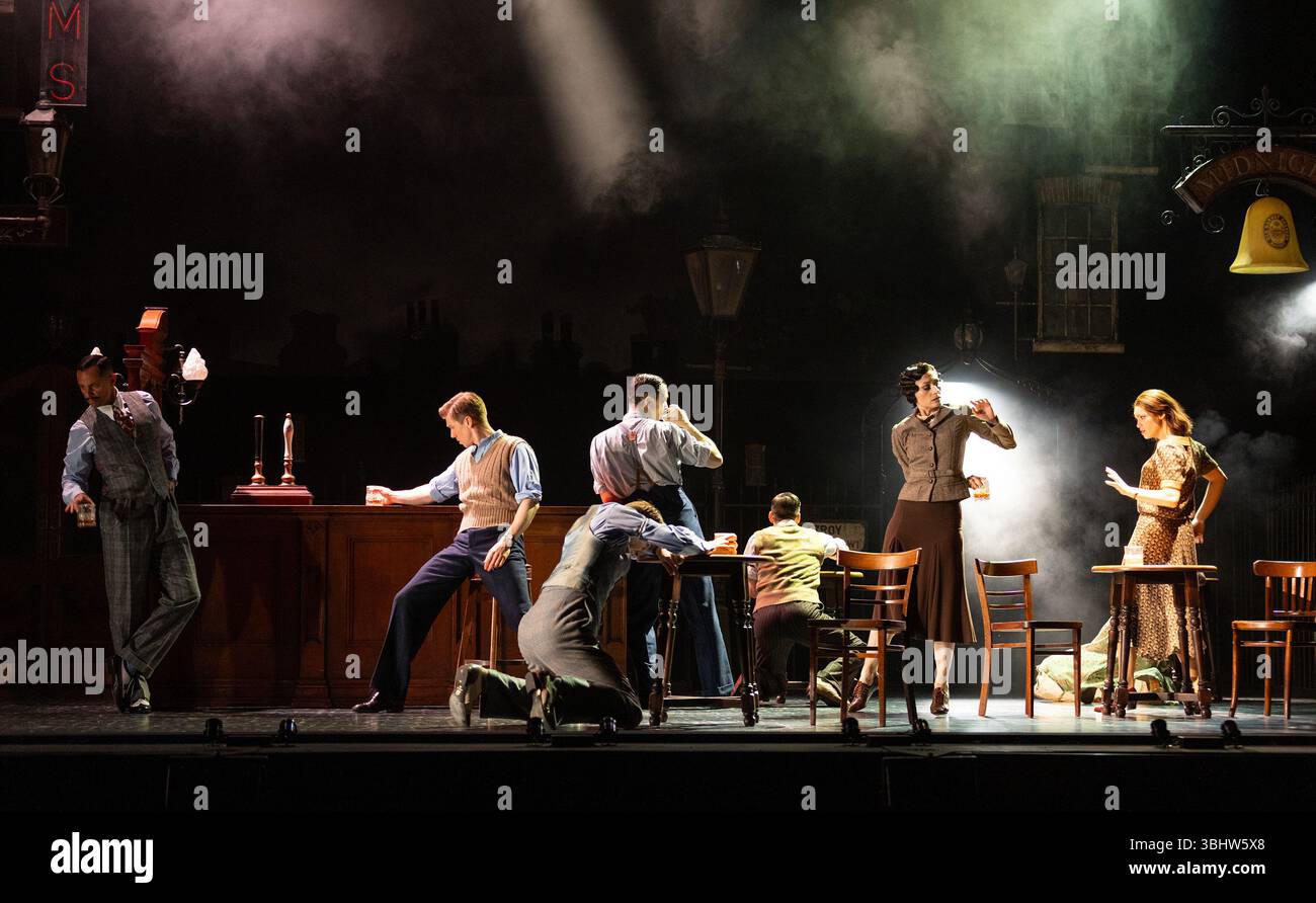 Clients de la taverne dans LA CLOCHE DE MINUIT à Sadler’s Wells, Rosebery Avenue, Londres EC1 ouverture le 12 juin avec des représentations jusqu’au 21 juin puis tournée dans tout le Royaume-Uni jusqu’en octobre 2025. A New Adventures production chorégraphie & direction : Matthew Bourne musique : Terry Davies design : lez Brotherston éclairage : Paule Constable Banque D'Images