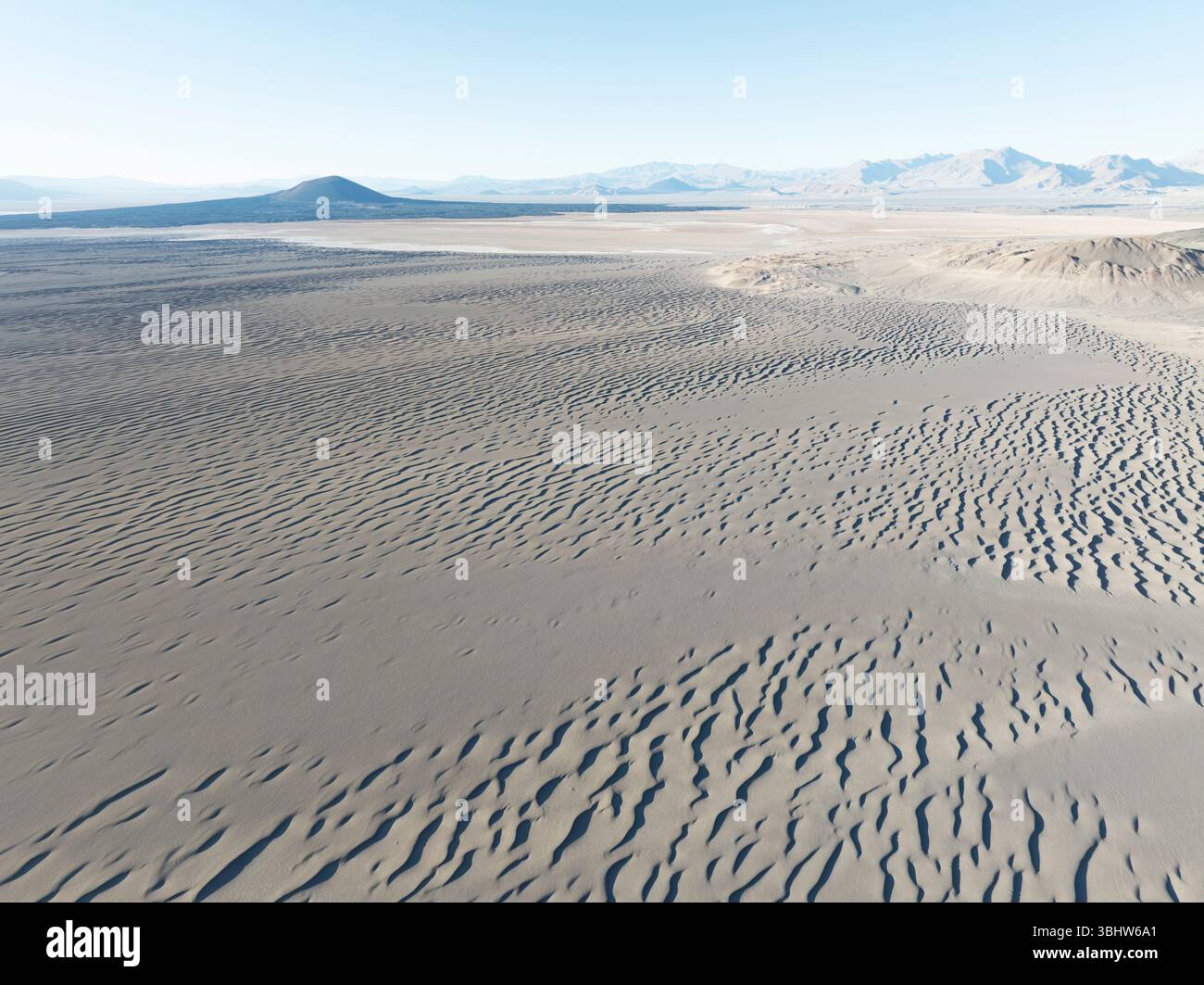 Vue aérienne du volcan Carachi Pampa et champ volcanique de sable noir, Puna de Atacama, Catamarca, Argentine. Banque D'Images