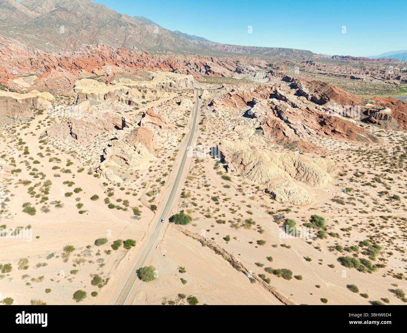 Une voiture sur la route 68 passant par la Quebrada de las Conchas, Cafayate, Salta, Argentine. Banque D'Images