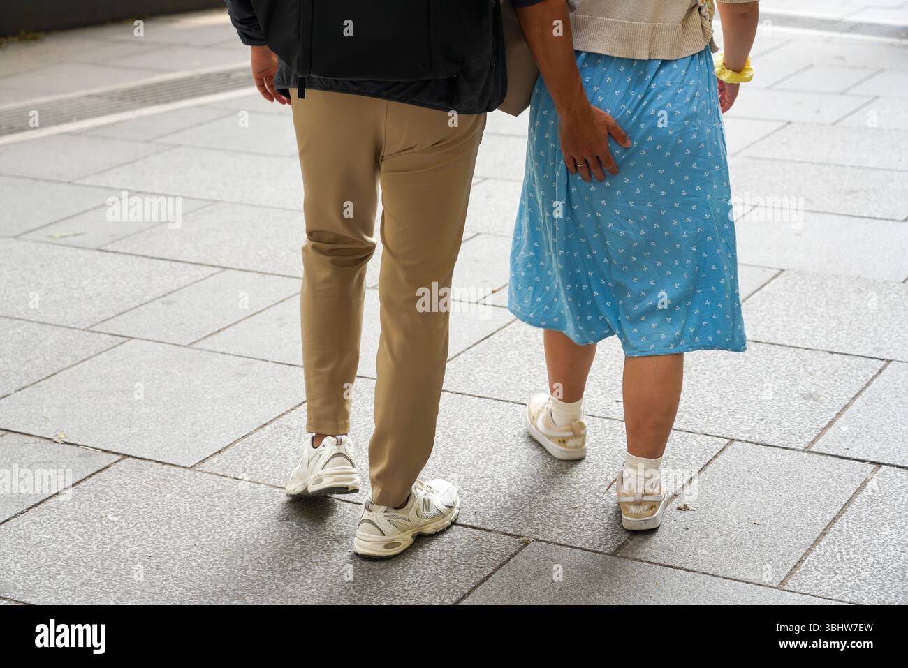 Un homme et une femme sont vus marcher étroitement ensemble, la main de l’homme reposant sur la fesse de la femme, à Vienne, Autriche, le 9 juin 2025. Banque D'Images