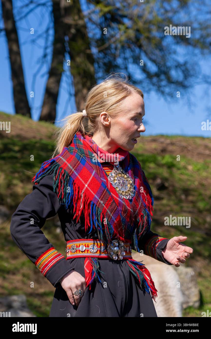 Femme Sami en vêtements traditionnels en Norvège Banque D'Images