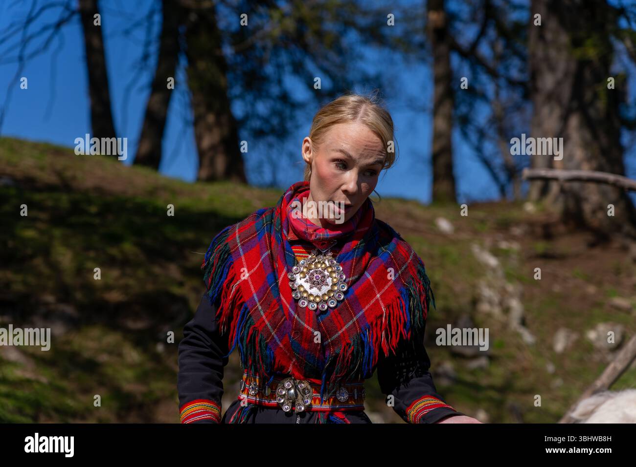 Femme Sami en vêtements traditionnels en Norvège Banque D'Images