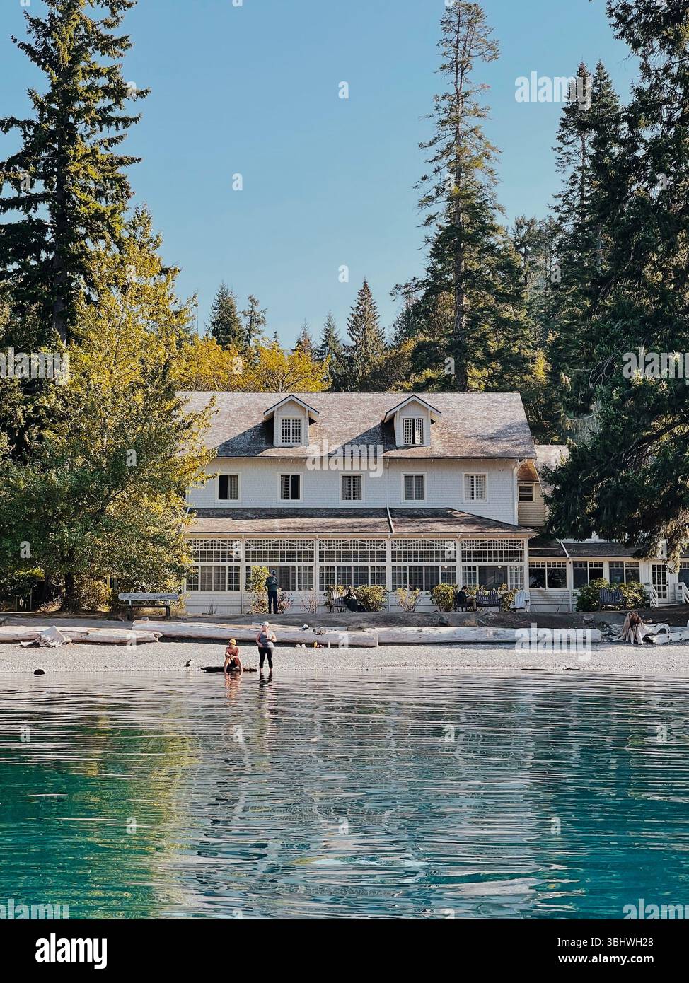 Vue sur Lake Crescent Lodge depuis un kayak sur Lake Crescent Banque D'Images