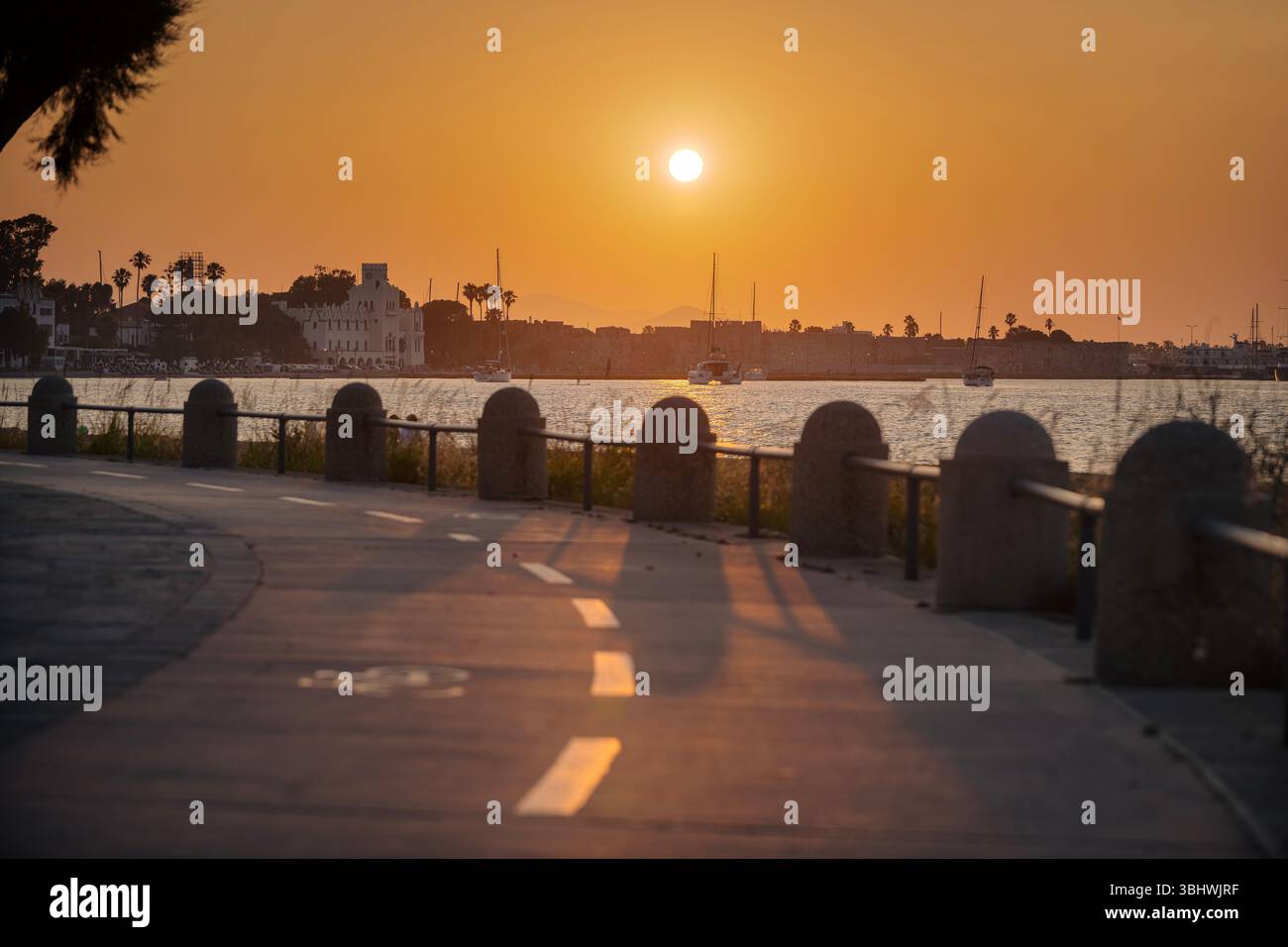 Moment de coucher de soleil sur l'île de Kos Grèce, vue avec château et vieux bâtiment italien Banque D'Images